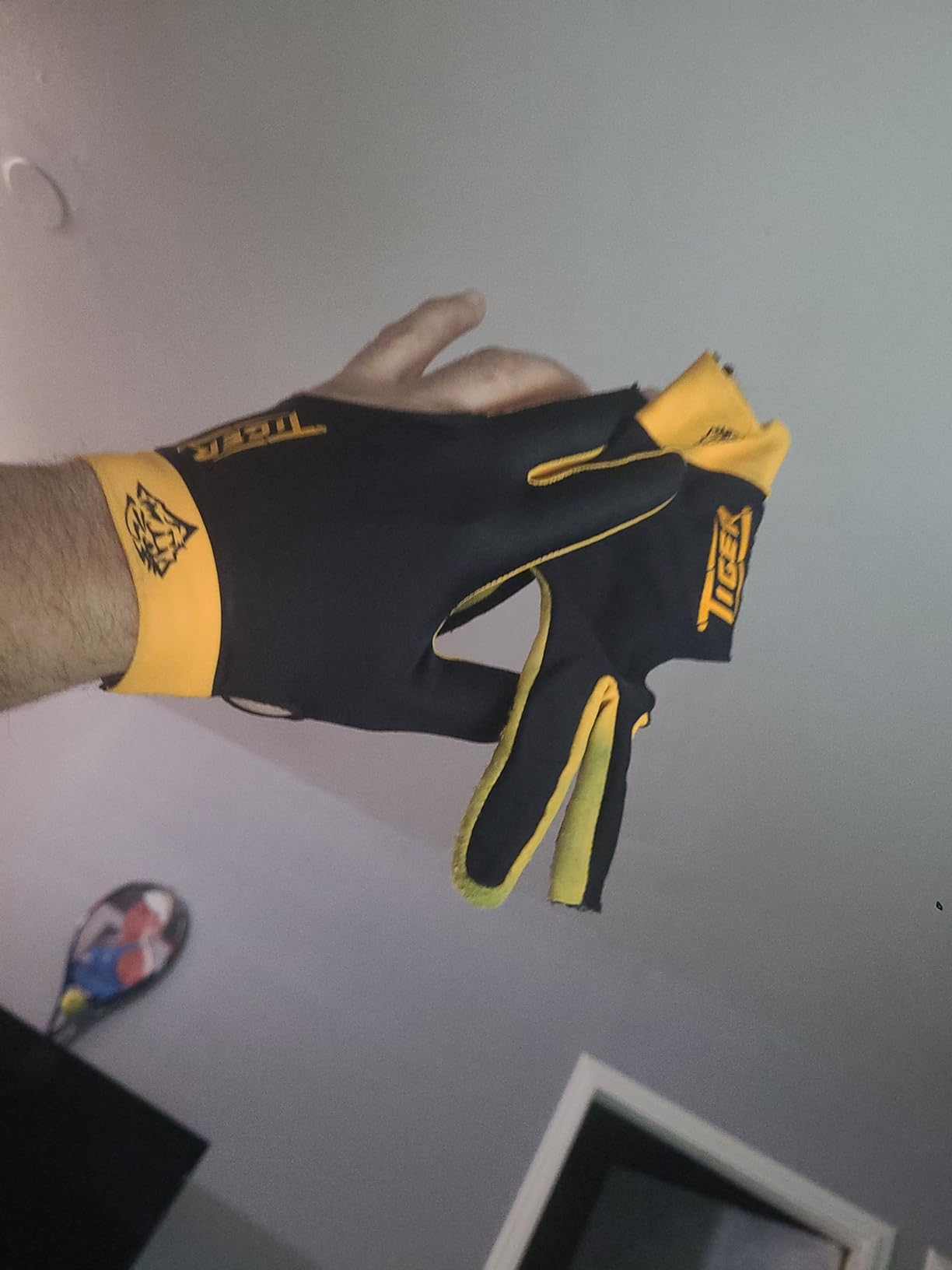 Tiger Billiard Pool Cue Glove - for Left Hand (Right-Handed Player) customer photo 1