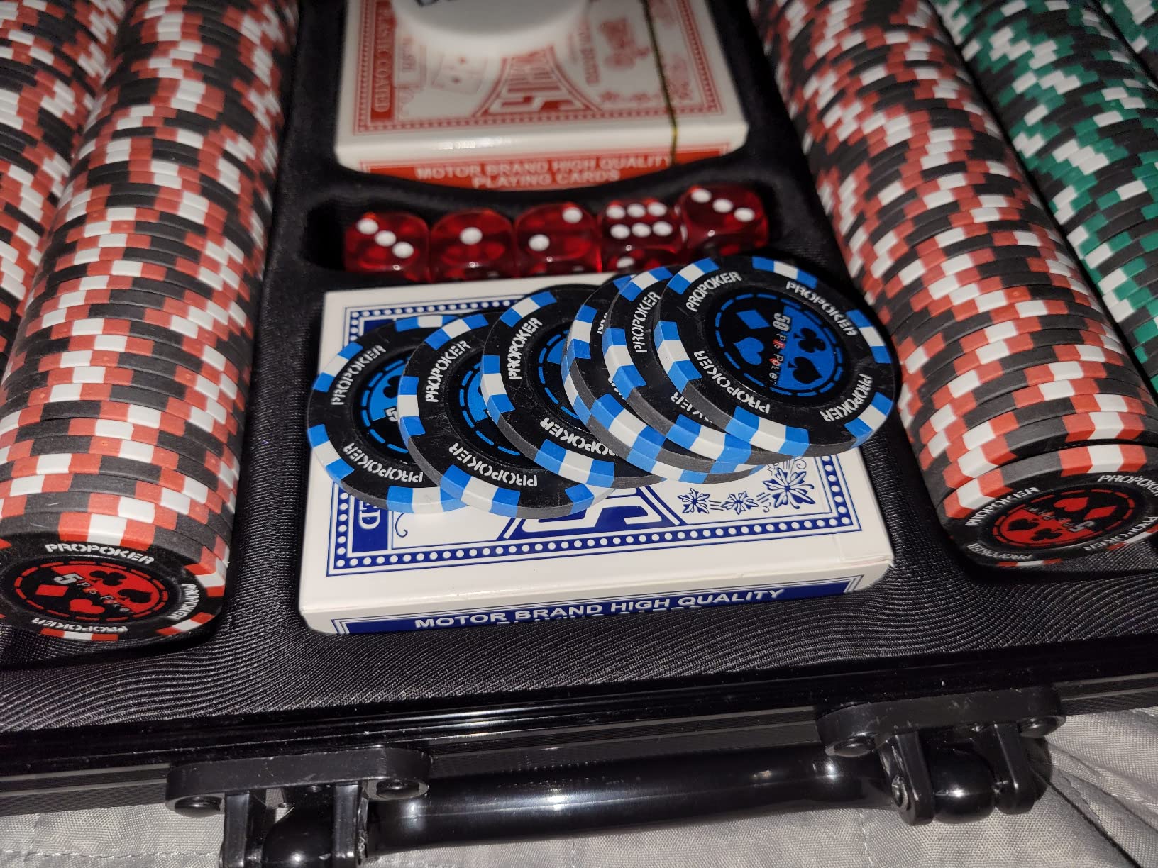 Versa Games Pro Poker Chips - Poker Set 13.5g 500 Piece Casino Clay Poker Chips with Denomination Numbers for Texas Hold customer photo 1