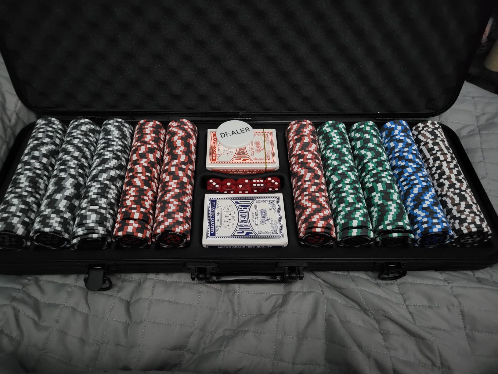 Versa Games Pro Poker Chips - Poker Set 13.5g 500 Piece Casino Clay Poker Chips with Denomination Numbers for Texas Hold customer photo 2