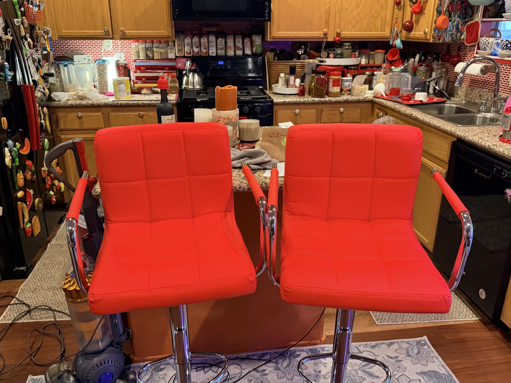Yaheetech Bar Stools Set of 2, PU Leather Height Adjustable Swivel Barstools, Hydraulic Kitchen Counter Height Bar Chairs with Armrest and Back for Kitchen, Dining Room, Black customer photo 1