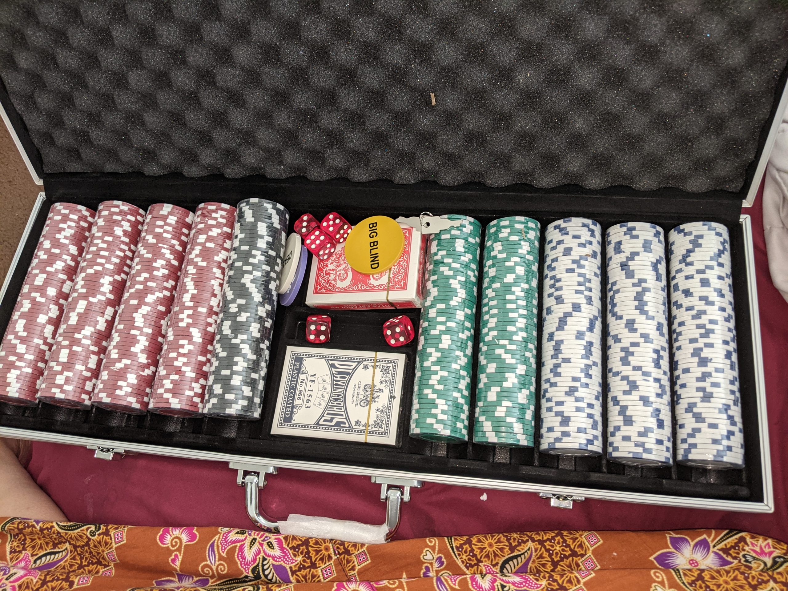 Smartxchoices 500 PCS Poker Chip Set 11.5 Gram Dice Style Clay Casino Poker Chips w/Aluminum Case Cards Dices Blind Button for Texasholdem Blackjack Gambling customer photo 2
