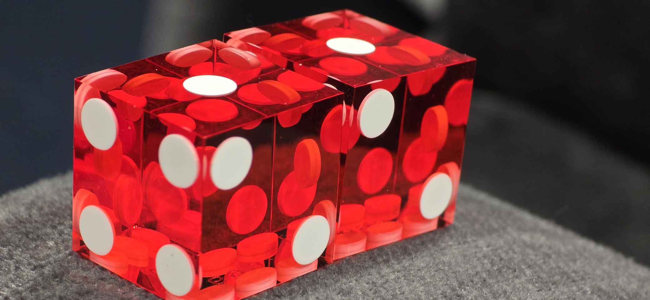 Yuanhe Set of 5 Grade AAA Precision 19mm Serialized Casino Dice with Razor Edges (Red) customer photo 1