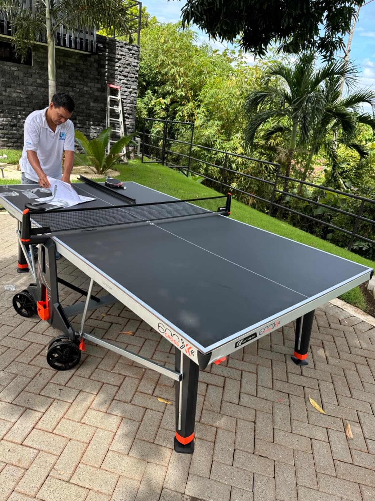 600X Outdoor Table Tennis Table - Folding & Compact - Weather and Schockproof - 7mm Laminate Top - Cup Holder - Point Counters - Ball Storage & Dispensers - Blue or Black customer photo 1