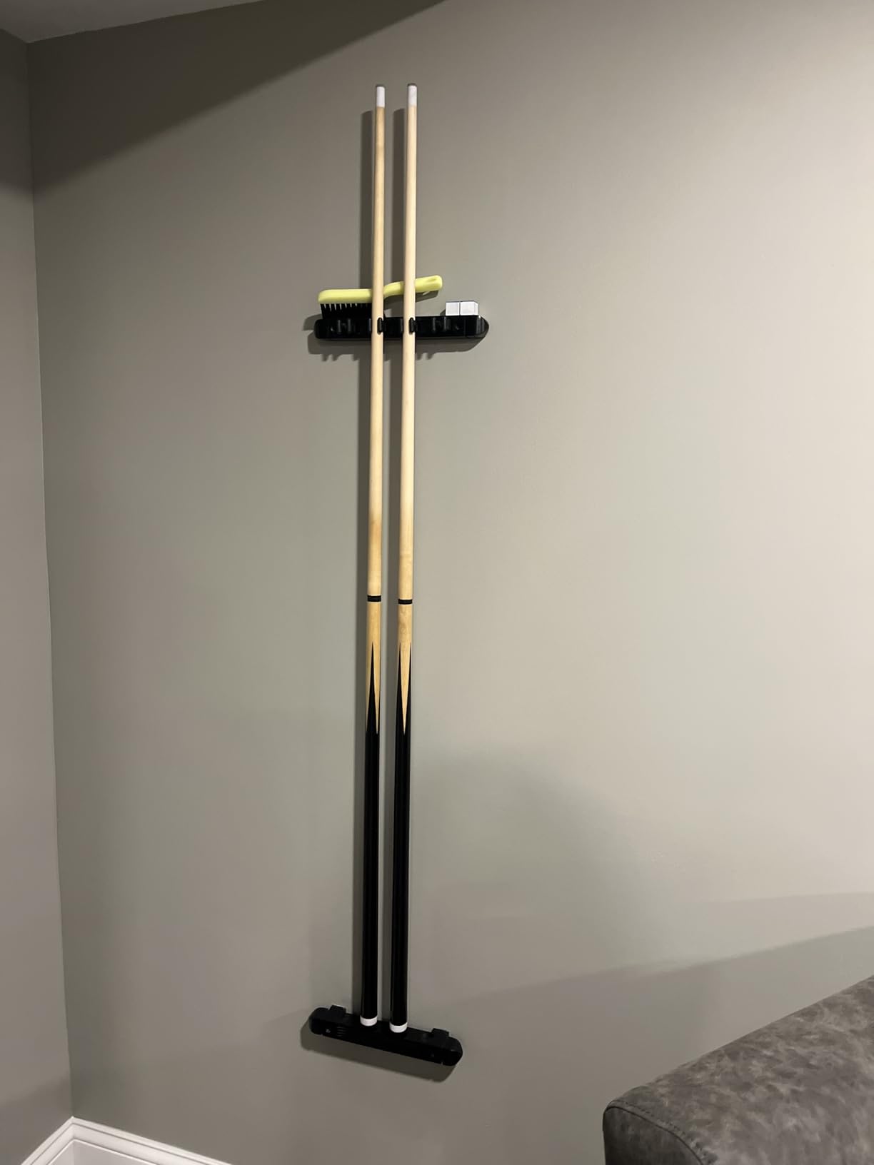 Moyan Super Pool Cue and Billiard Wall Rack - Wall Mounted Cue Holder (Black / 6 Cues) customer photo 1