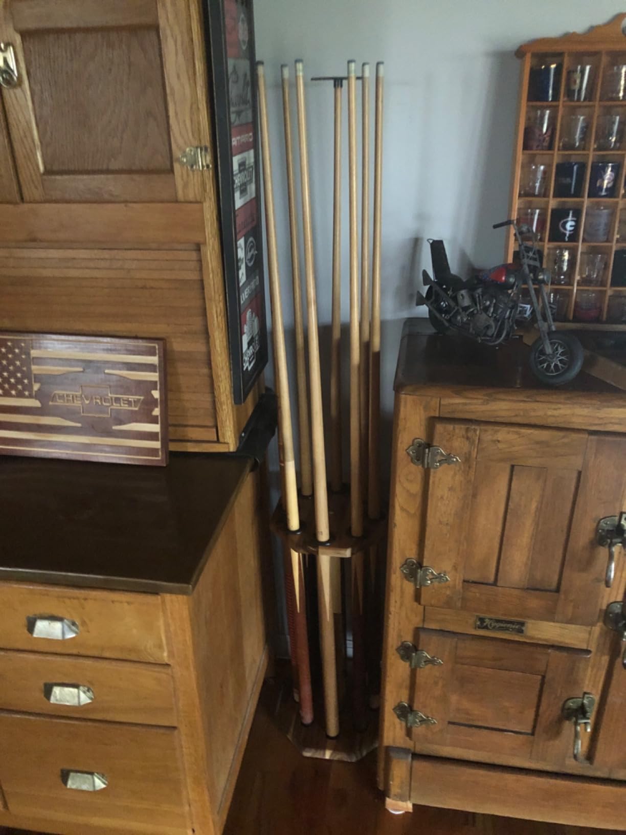 Freestanding Billiard Cue Rack, Pool Table Accessories Hold 8 Cues, Pool Cue Stick Holder, Wooden Floor Stand Pool Cue Holder for Billiard Game Room (Oak) customer photo 2