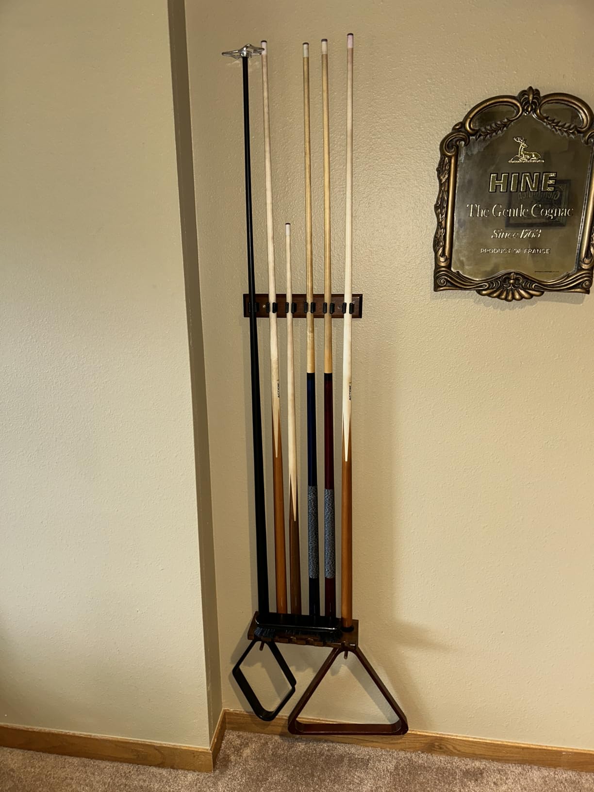 EXTCCT Pool Cue Rack Stick Holder - Wall Mount Billiards Pool Cue Rack Oak Solid Hardwood Pool Cue Set Holder for 6 Cues Sticks Storage Pool Table Accessories Equipment Organizer customer photo 2
