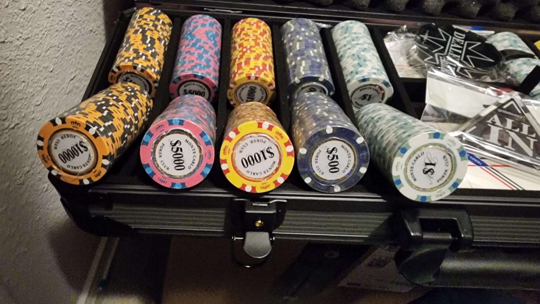 14g Clay Poker Chips Set 300 Pcs Poker Chips 39mm with High-end Aluminum Carrying Case customer photo 1