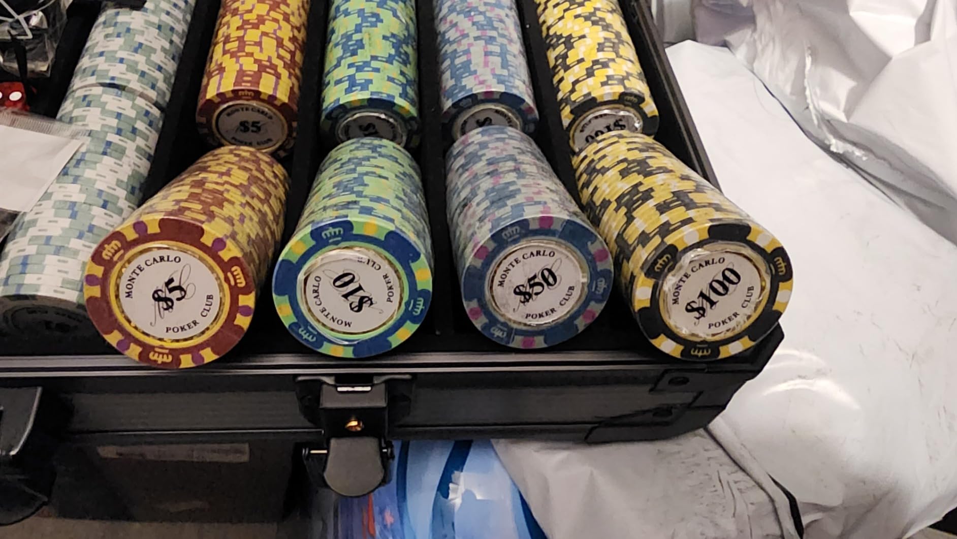 14g Clay Poker Chips Set 300 Pcs Poker Chips 39mm with High-end Aluminum Carrying Case customer photo 2