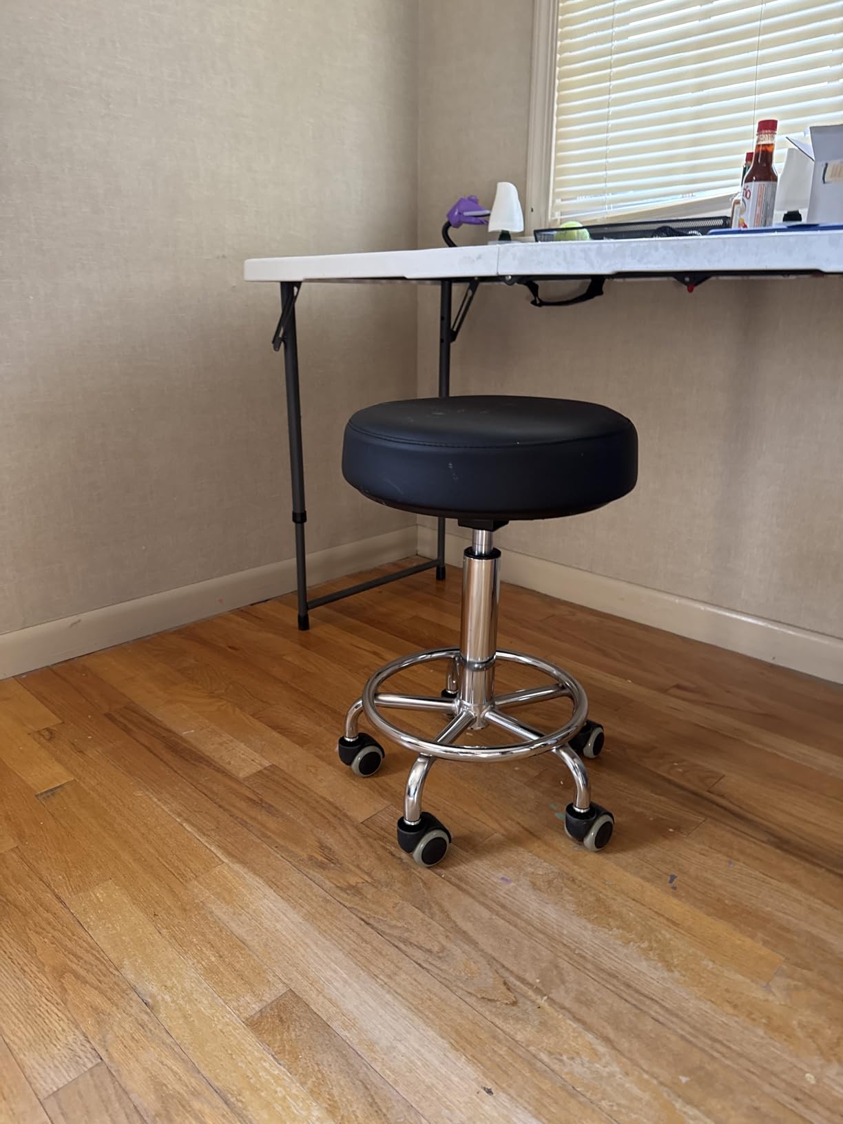Adjustable Rolling Stool with Wheels Heavy Duty 500lb Round Rolling Stool with Footrest, Patent Leather Drafting Stool Chair with Wheels Work Spa Salon Seat, Black customer photo 1