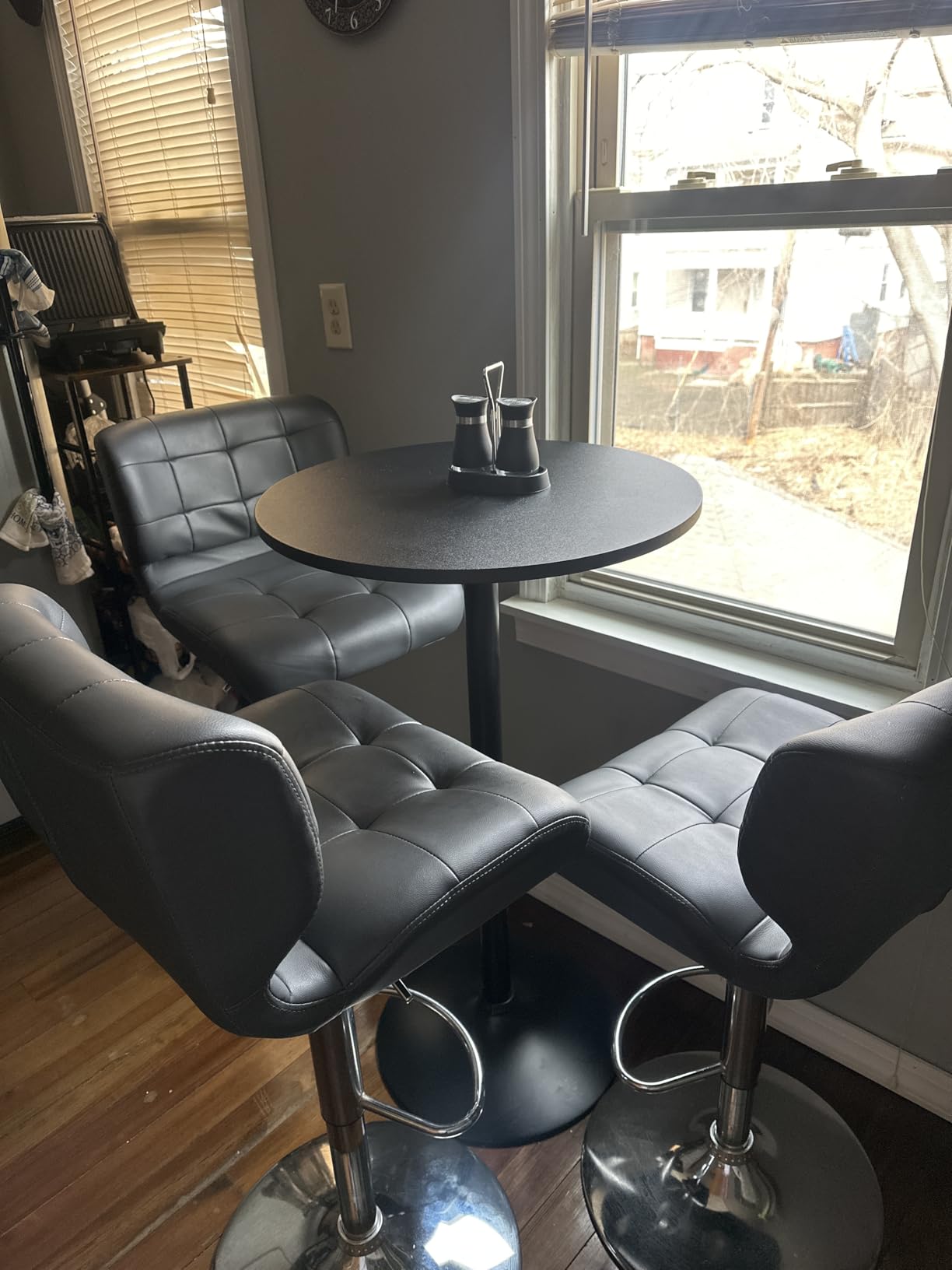 Shahoo Round Bar Table, Cocktail Table with Metal Base & MDF Top, Counter Height Pub Table for Dining Room, Living Room, Kitchen, Bar, Pub, Cafe, Black customer photo 2