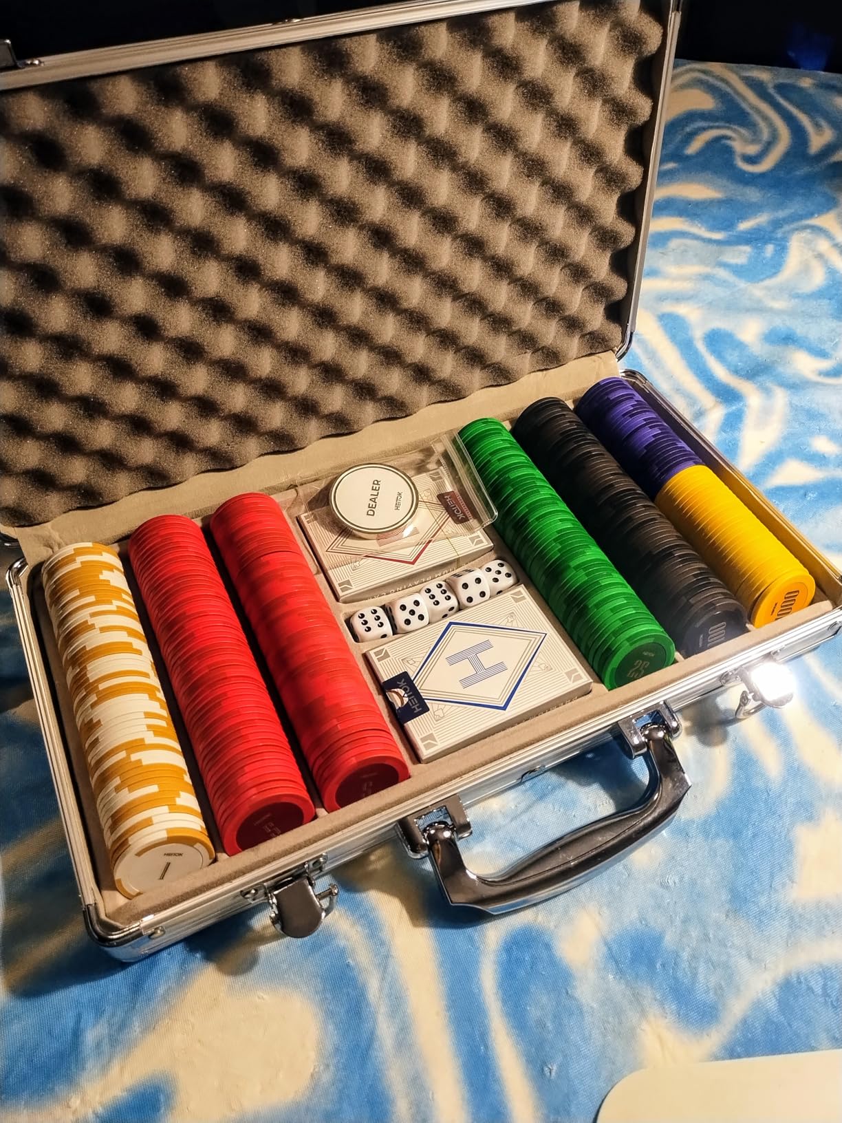 HEITOK Clay Poker Chips Set 500 PCS with Denominations, 14g Clay Composite Weighted Casino Poker Chips with Aluminum Travel Case for Texas Hold'em, Blackjack, Home Tournaments & Cash Games customer photo 1