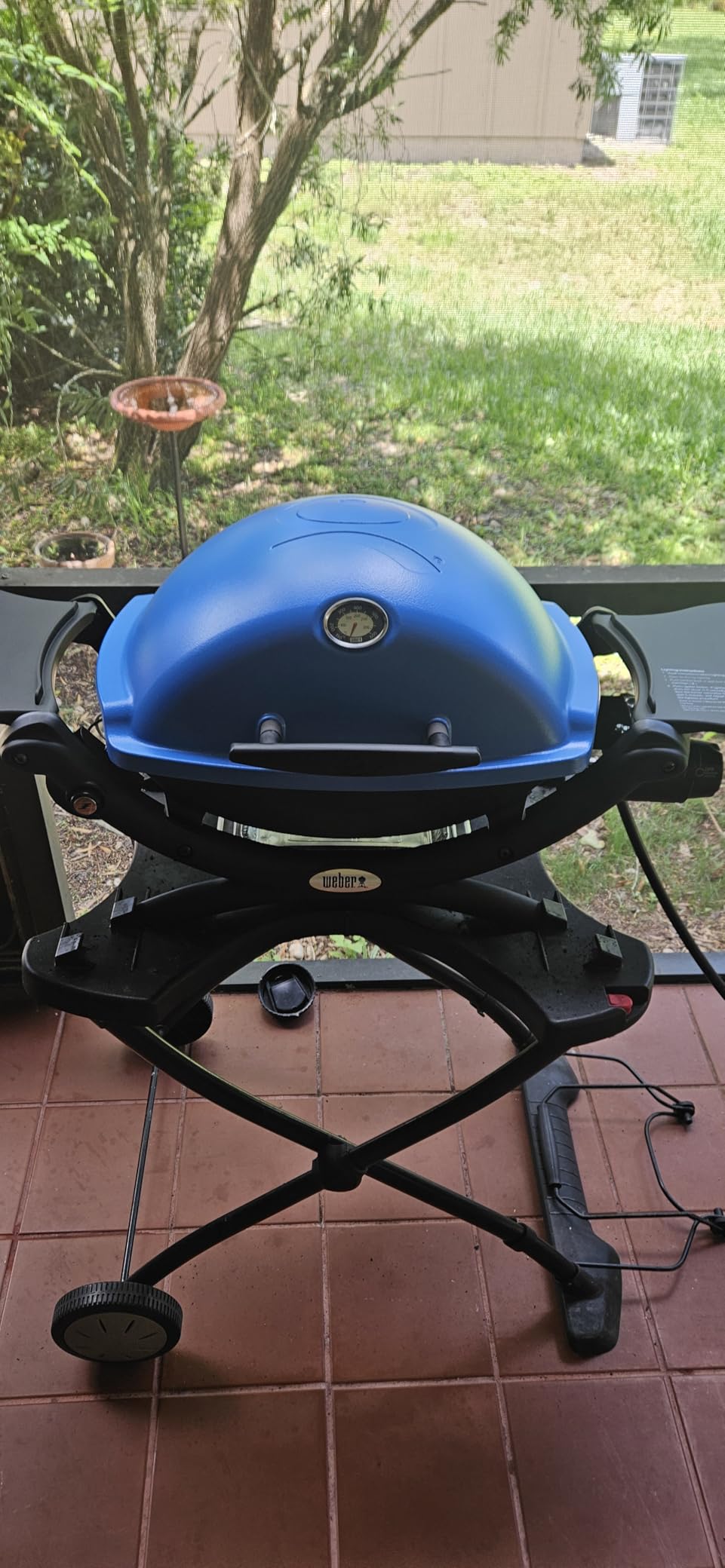 Weber Q 1200 Liquid Propane Portable Gas Grill, Titanium - 1-Burner Travel and Camping Grill with Cast-Iron Grates & Electronic Ignition (8,500 BTU Burner) customer photo 1