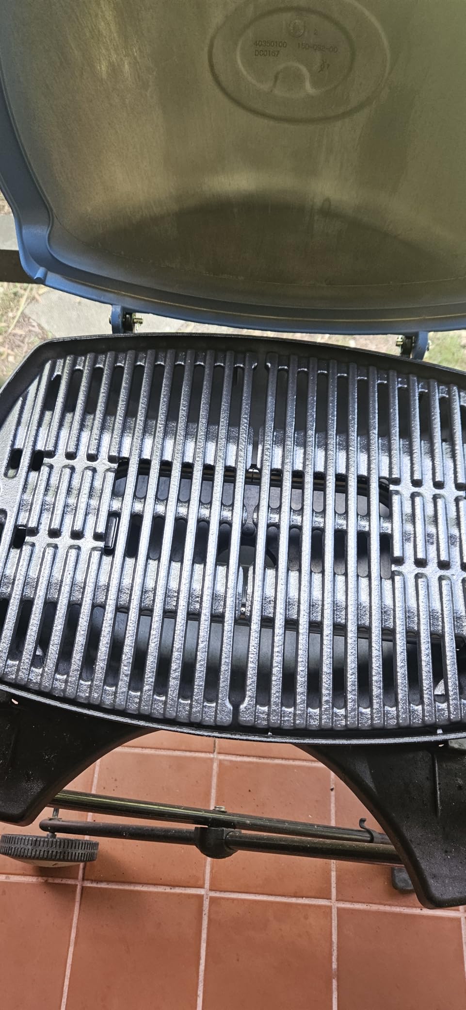 Weber Q 1200 Liquid Propane Portable Gas Grill, Titanium - 1-Burner Travel and Camping Grill with Cast-Iron Grates & Electronic Ignition (8,500 BTU Burner) customer photo 2