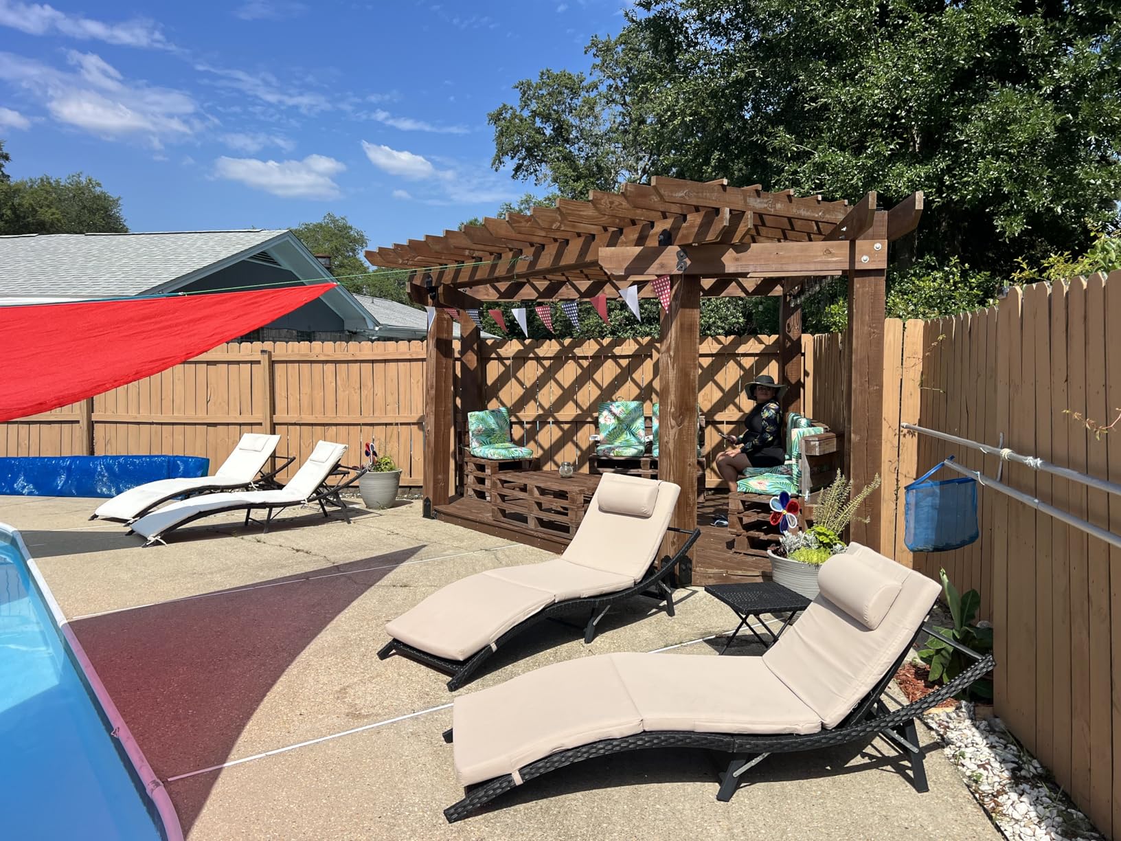 Devoko Patio Chaise Lounge Sets Outdoor Rattan Adjustable Back 3 Pieces Cushioned Patio Folding Chaise Lounge with Folding Table (Beige) customer photo 2