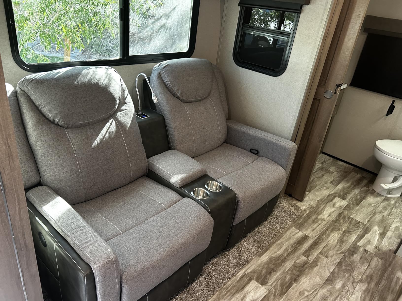Dresegmt Manual Recliner Sectional Sofa for Living Room, Corner Couch with Flip Middle Backrest, USB Ports & Cup Holders, Grey Linen & Chocolate Leather, 5 Seater Sectional Couch customer photo 1