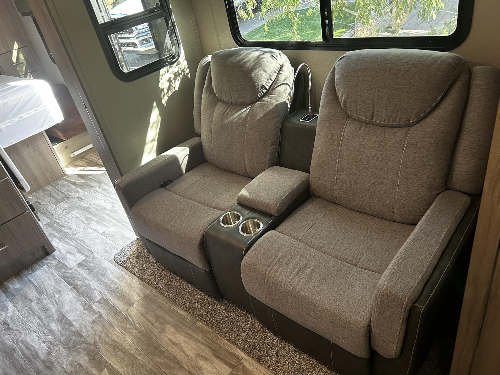 Dresegmt Manual Recliner Sectional Sofa for Living Room, Corner Couch with Flip Middle Backrest, USB Ports & Cup Holders, Grey Linen & Chocolate Leather, 5 Seater Sectional Couch customer photo 2