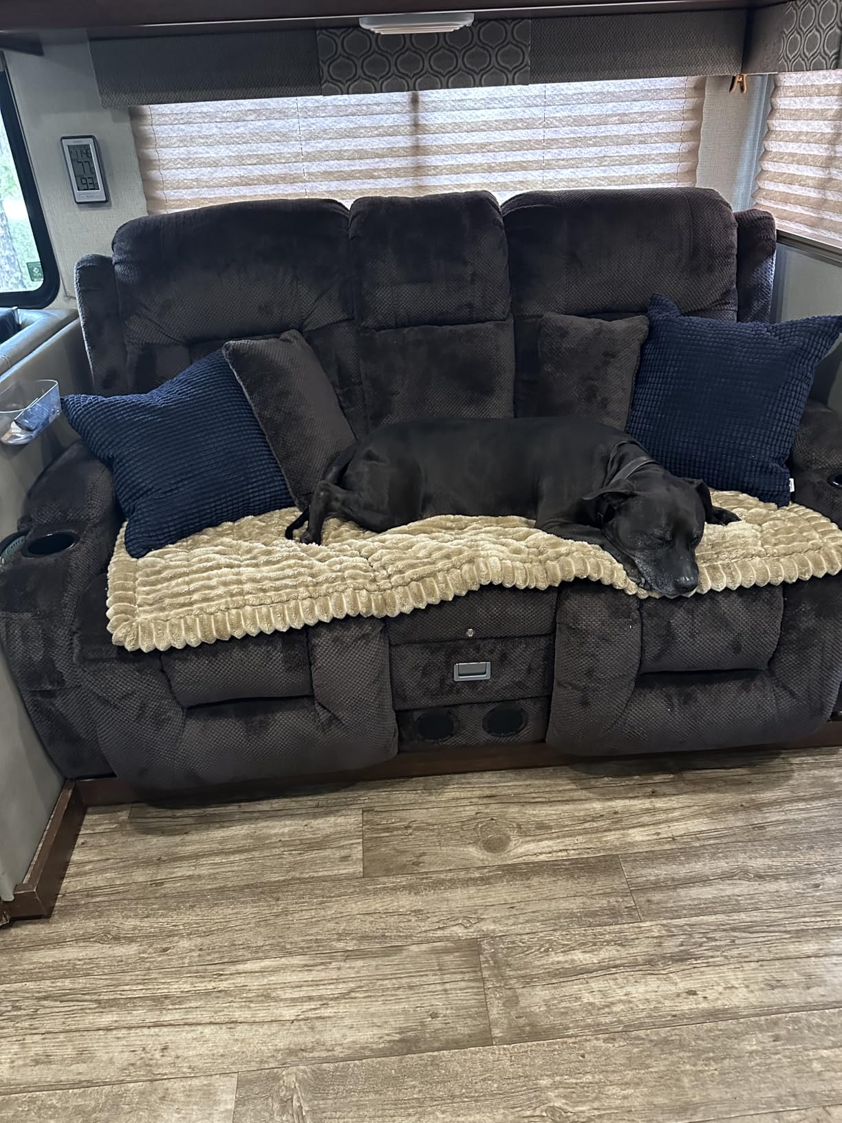 TUNYI Wall Hugger Loveseat Recliner Sofa with Console, Power Reclining Loveseat RV Couch with Massage & Heat/USB/Outlet/Storage/LED Light/Speaker (Dark Grey, 2 Seat with Console) customer photo 1