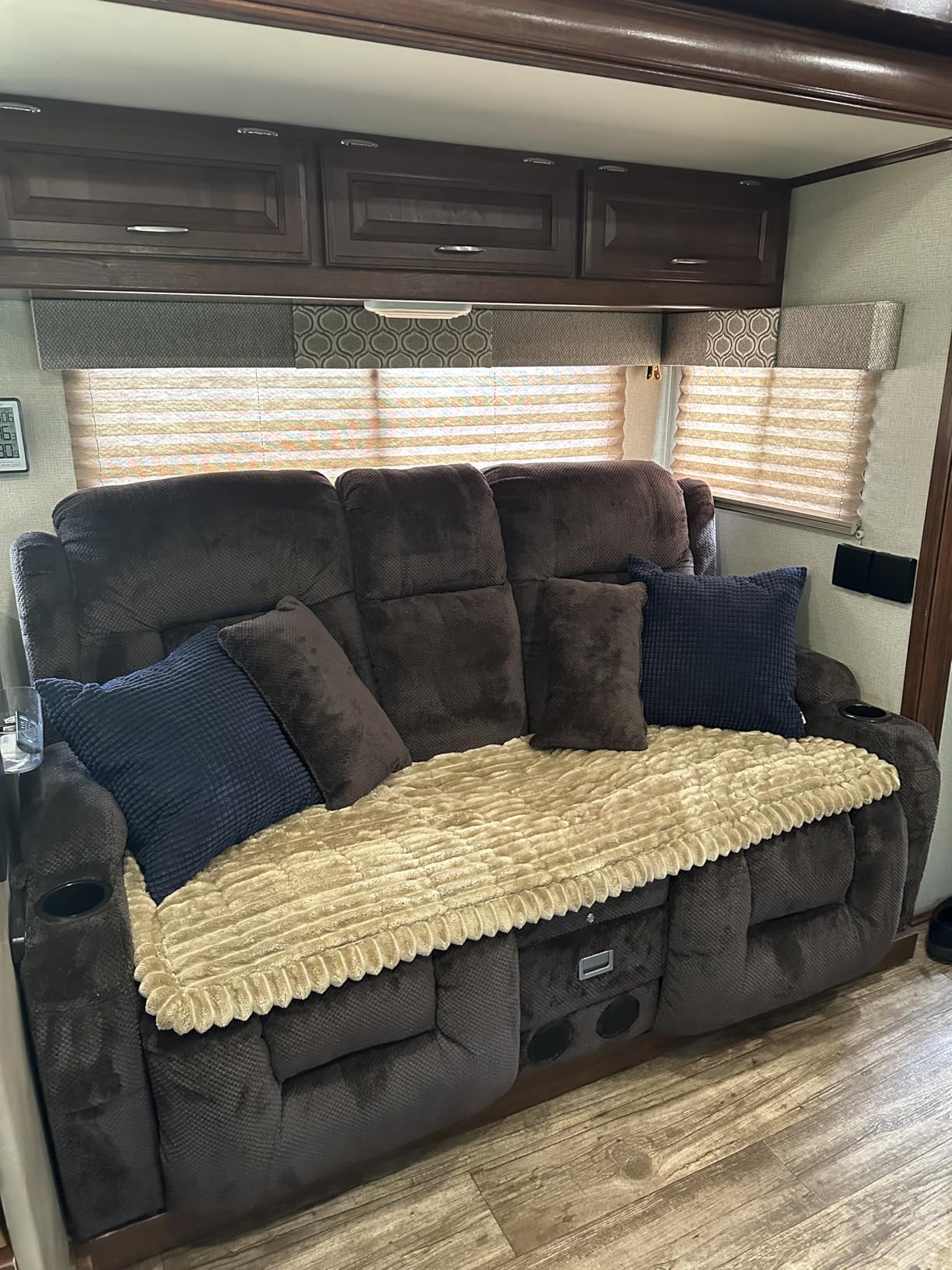 TUNYI Wall Hugger Loveseat Recliner Sofa with Console, Power Reclining Loveseat RV Couch with Massage & Heat/USB/Outlet/Storage/LED Light/Speaker (Dark Grey, 2 Seat with Console) customer photo 2