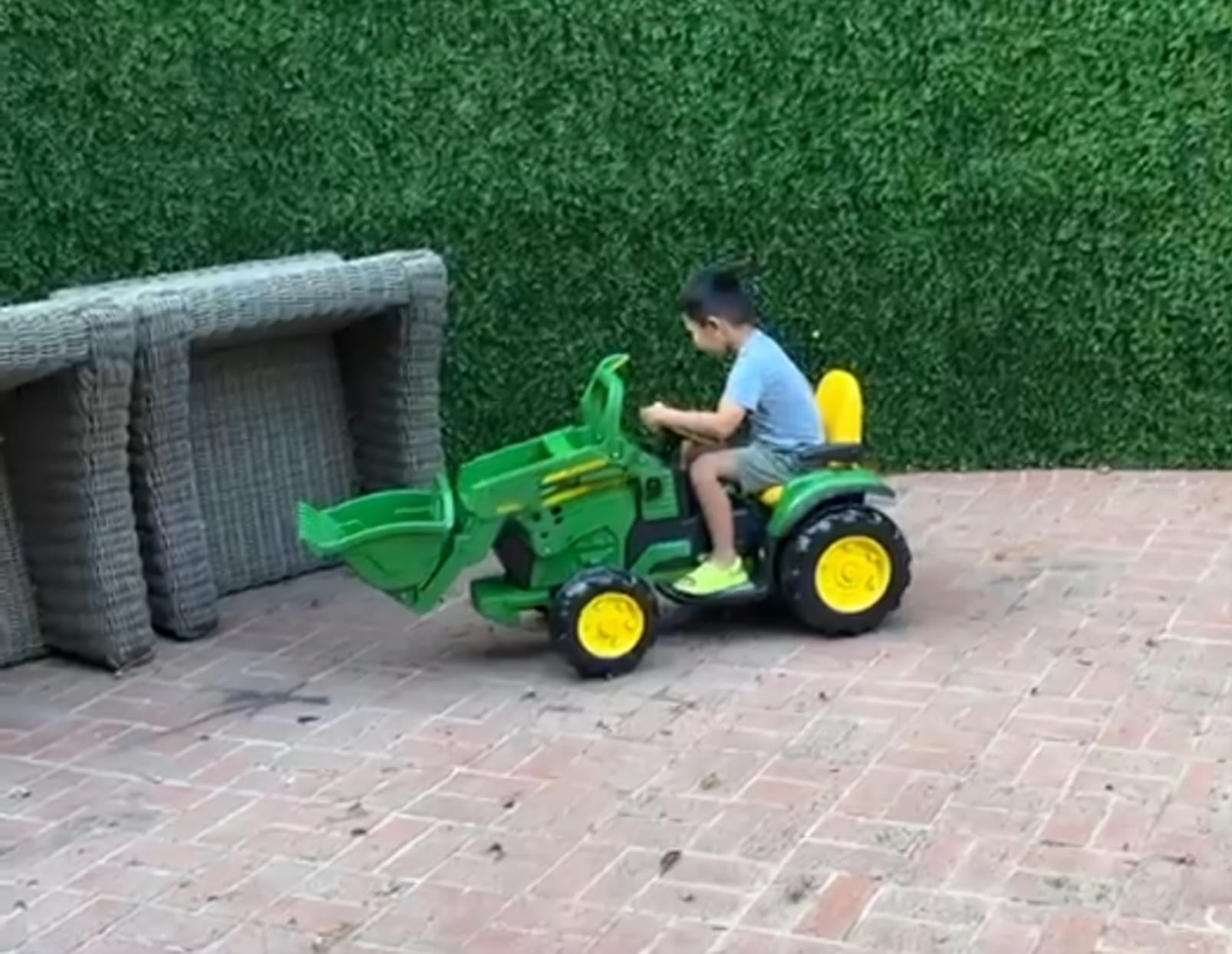 Peg Perego John Deere Ground Loader Tractor Extra-Large 12 Volt Ride on Tractor for Kids Ages 3-7 customer photo 1