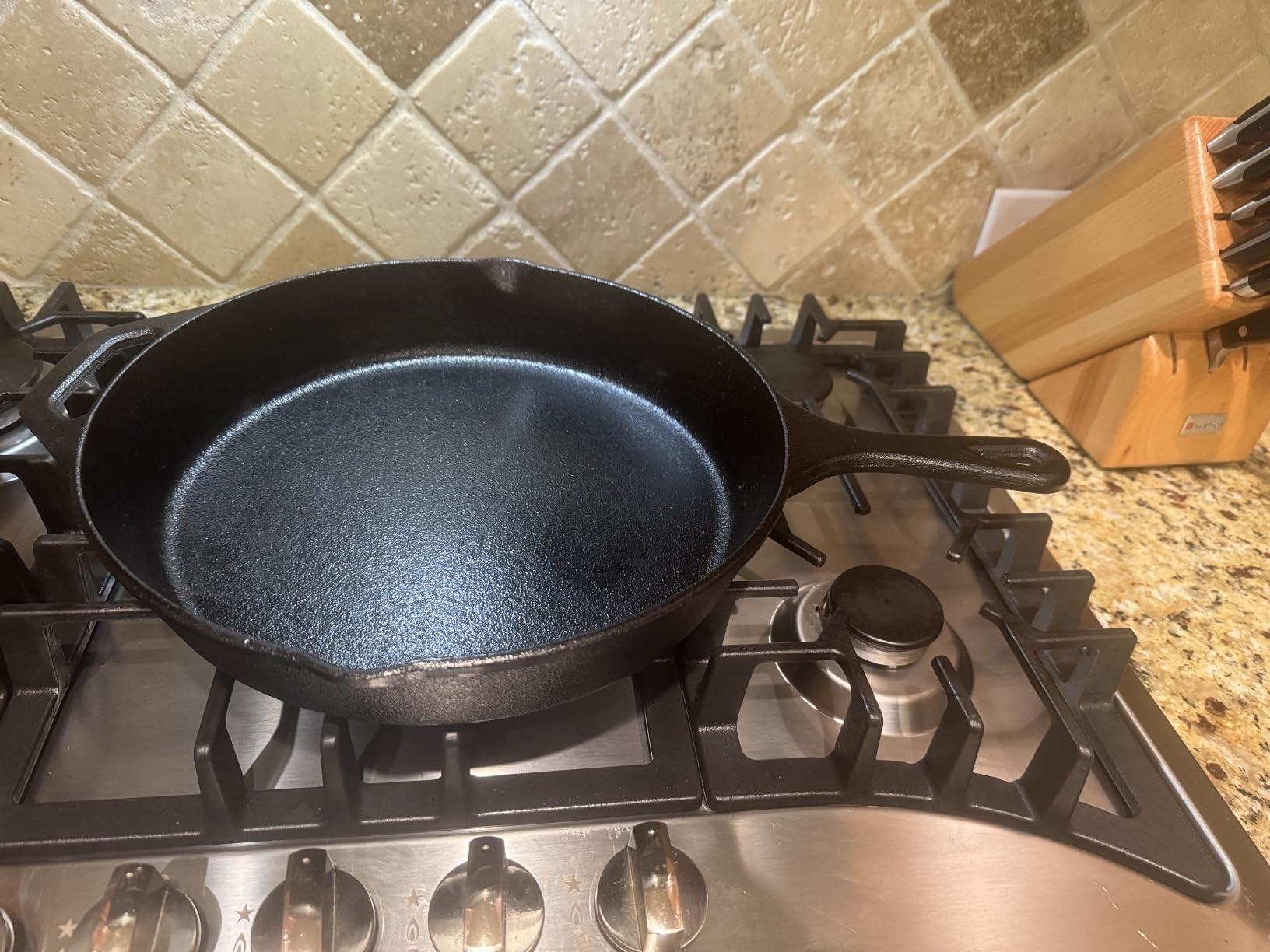 Utopia Kitchen Premium Cast Iron Skillets 12 Inch, Chef's Pan, PFAS-Free, Pre-Seasoned Frying Pan, Stovetop, Oven, Campfire and Grill Large Skillet, Even Heat Distribution Cast Iron Pan - Black customer photo 1
