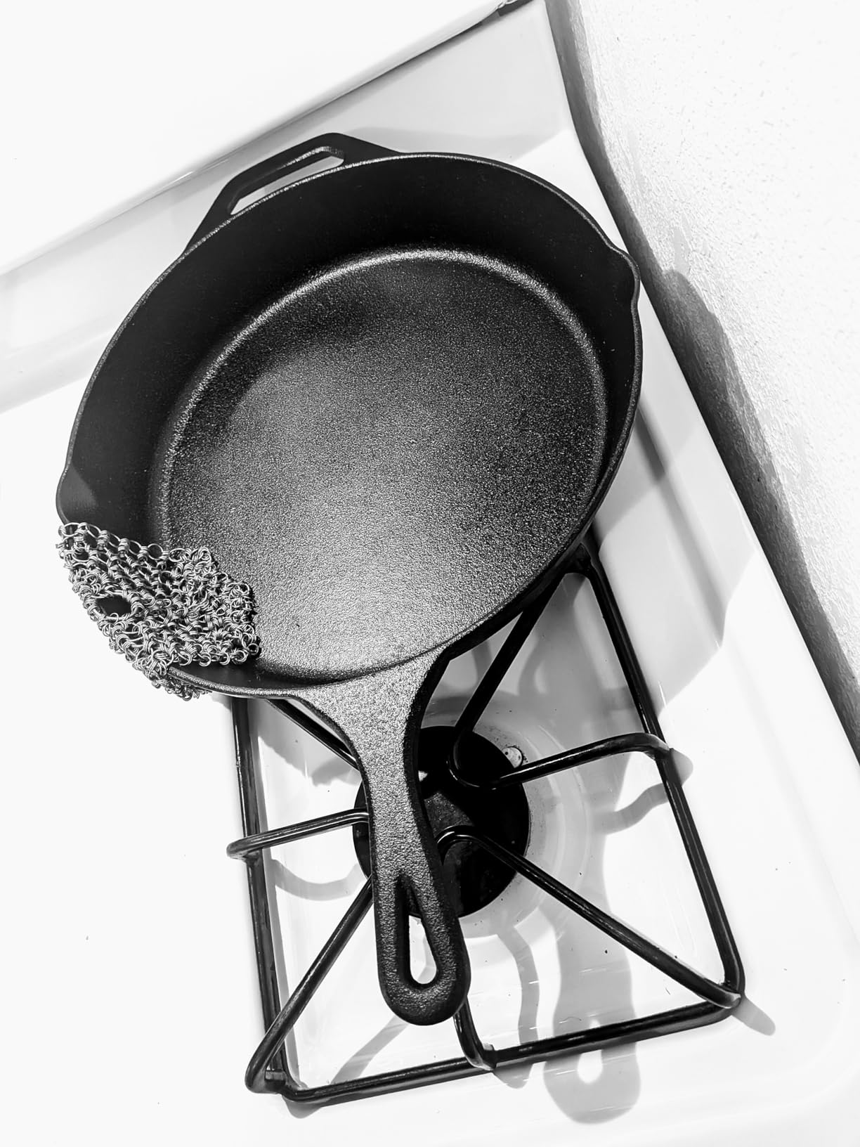 Utopia Kitchen Premium Cast Iron Skillets 12 Inch, Chef's Pan, PFAS-Free, Pre-Seasoned Frying Pan, Stovetop, Oven, Campfire and Grill Large Skillet, Even Heat Distribution Cast Iron Pan - Black customer photo 2