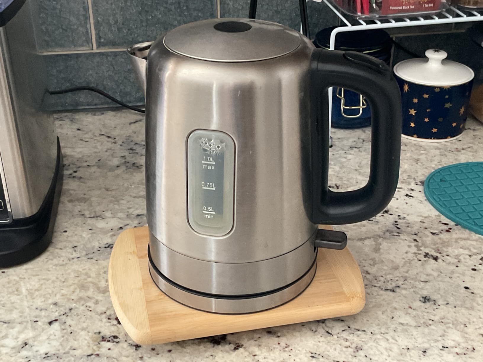 Amazon Basics Electric Stainless Steel Kettle for Tea and Coffee, 1 Liter, 1500W customer photo 1