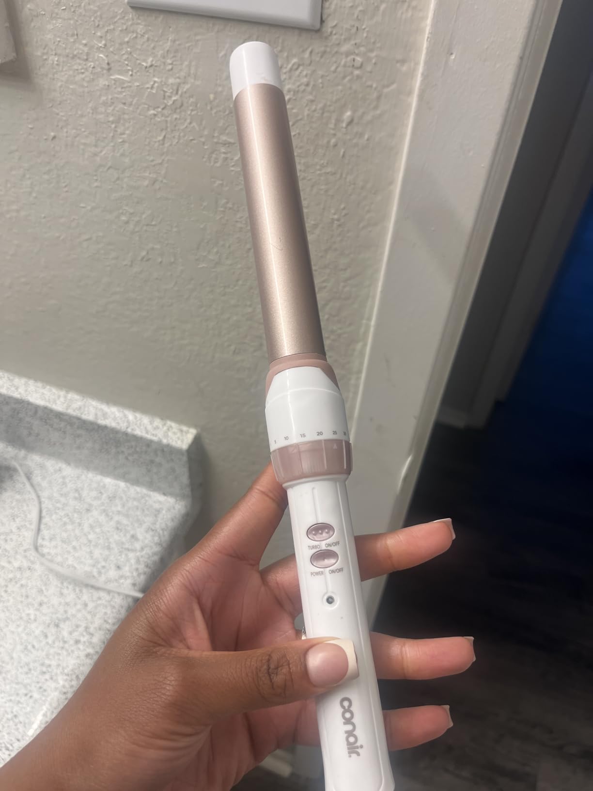 Conair Double Ceramic 1-In. Clamp-Free Curling Wand | Clamp-free Double 1-in. Ceramic Wand Styles Crease-Free Beachy Waves on Short to Long Hair, White/Rose Gold, CD705L customer photo 1