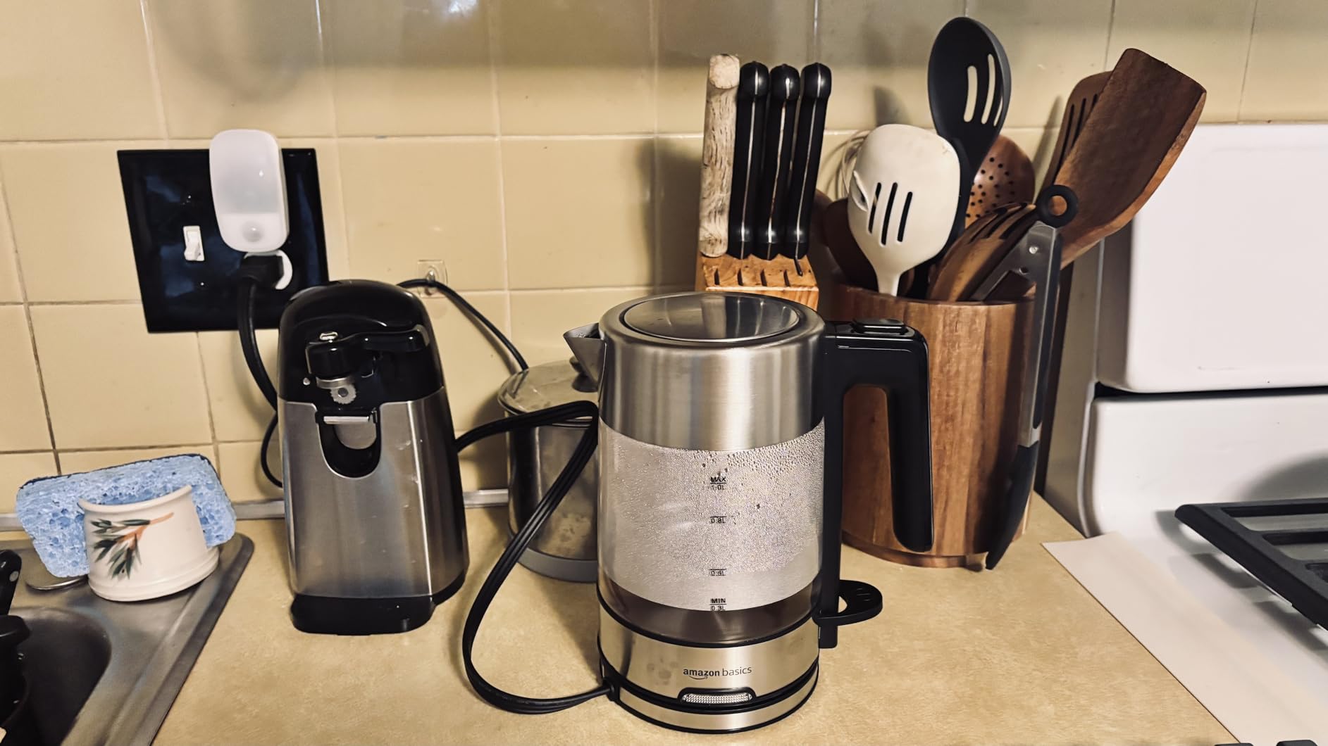 Amazon Basics Electric Kettle with Glass Carafe, 1.7 Liter, 1500W customer photo 1