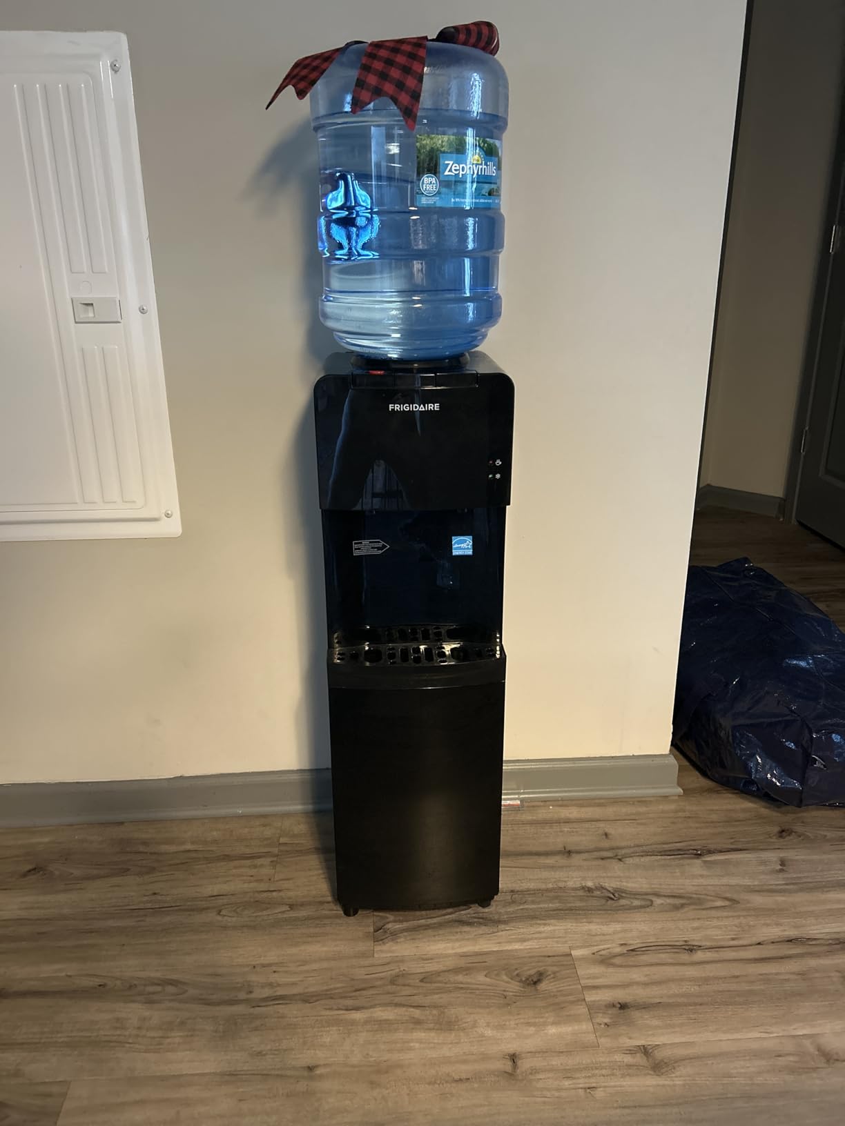 Frigidaire EFWC498 - Top Loading Cooler Dispenser -Hot & Cold Water - Child Safety Lock - Innovative Slim & Sleek Design, Holds 3 or 5 Gallon Bottles - Black customer photo 1