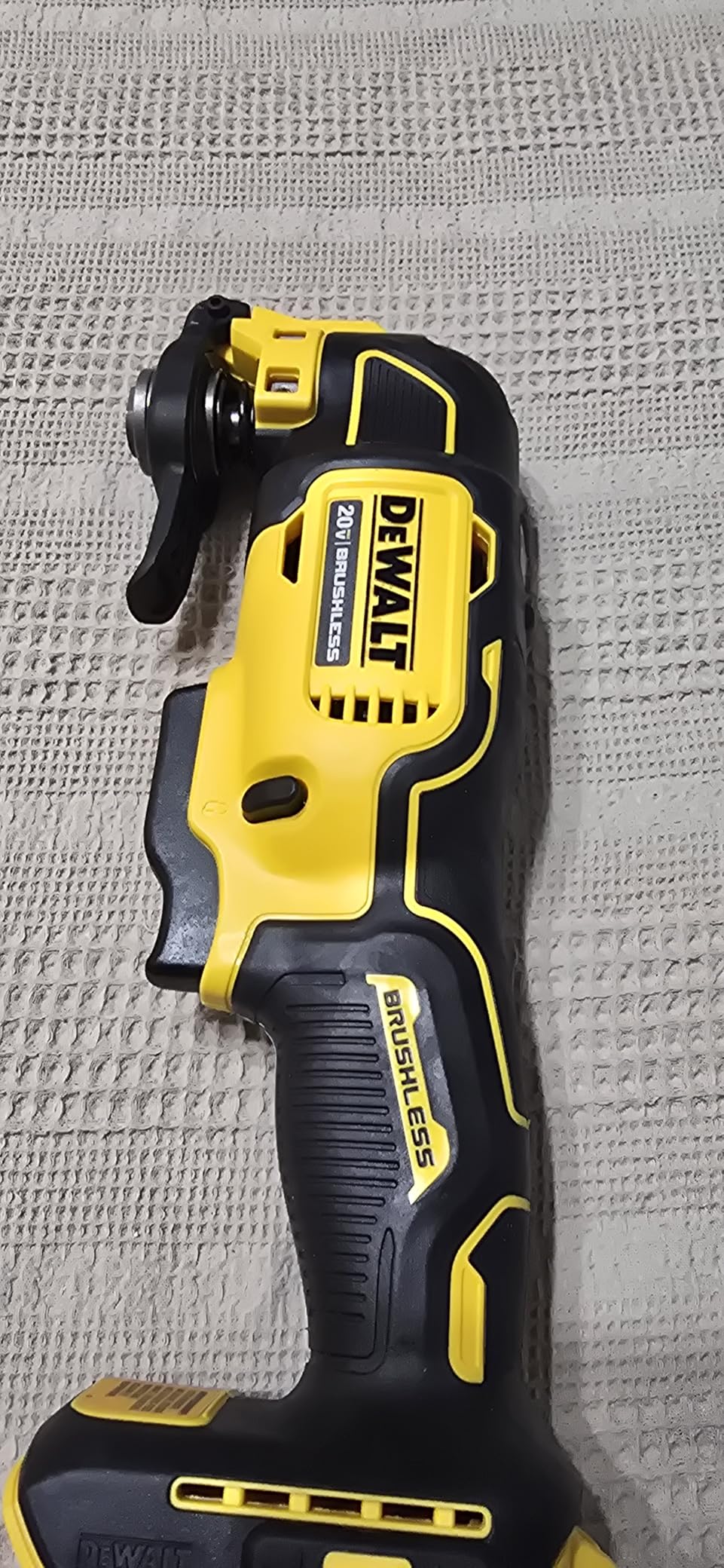 DEWALT atomic 20V MAX* Oscillating Tool, Cordless, Oscillating, Tool only (DCS354B), 1 item package quantity, Color Multi customer photo 2