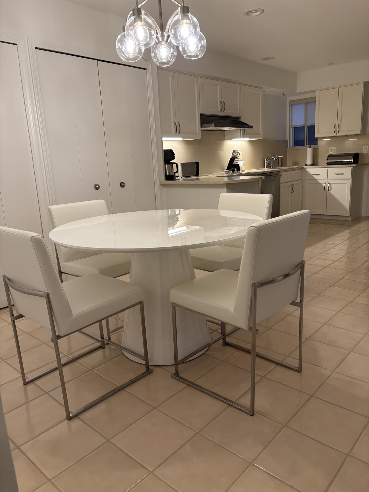 Furniturebox UK Palma White High Gloss Round Dining Table - Modern Pedestal Base - Contemporary 4-6 Seater Kitchen or Dining Room Table customer photo 1