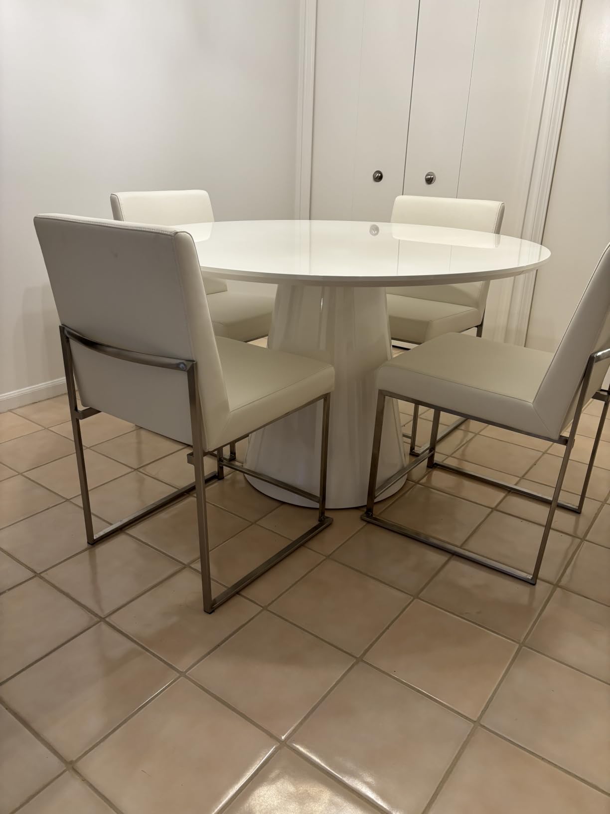 Furniturebox UK Palma White High Gloss Round Dining Table - Modern Pedestal Base - Contemporary 4-6 Seater Kitchen or Dining Room Table customer photo 2