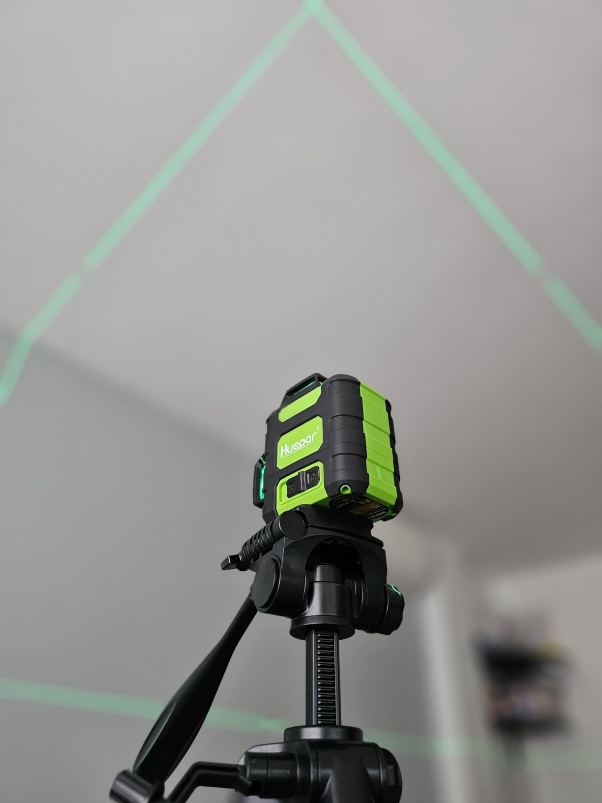 Huepar Laser Level 360 Self Leveling, Rechargeable Green Laser 3x360° Cross Line Lazer Leveler 3D Level Laser Tool for Construction and Picture Hanging, Strong Magnetic Bracket & Hard Carry Case - HM03CG customer photo 1