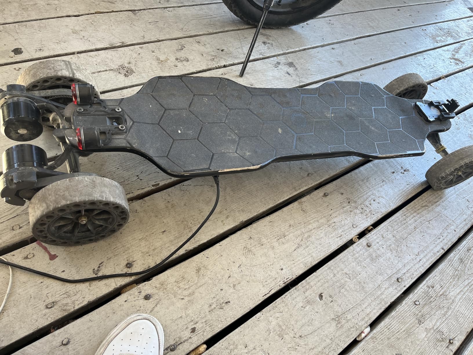 isinwheel V10 Off-Road Electric Skateboard, 3000W 32MPH for Adults, 3000W belt-drive motor, 28 miles range, IP54 water-resistant, with remote control & ambient light for adults customer photo 1