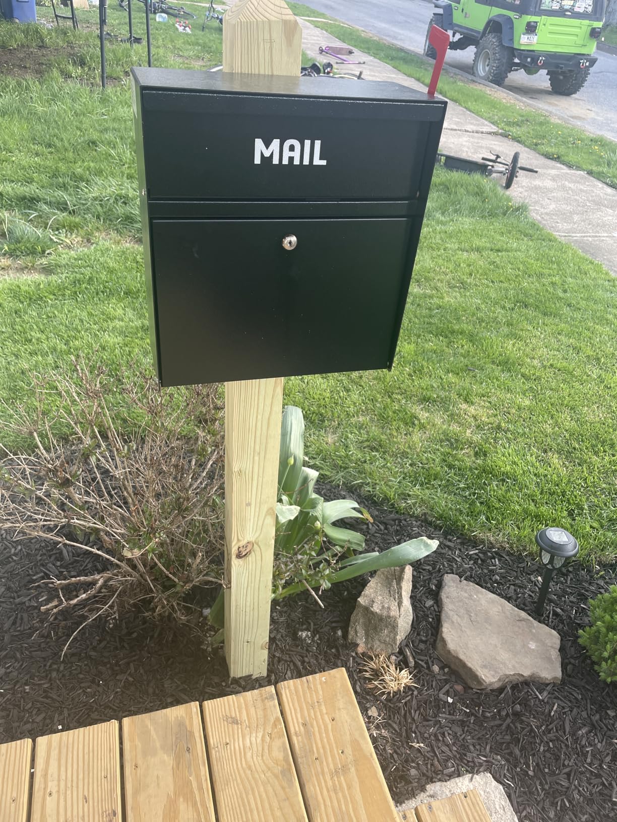 Locking Wall Mount Mailbox with Outgoing Mail Flag, Rainproof Galvanized Steel Mailbox for Home, Apartment & Business, Large Capacity Outdoor Mailbox, Black customer photo 1