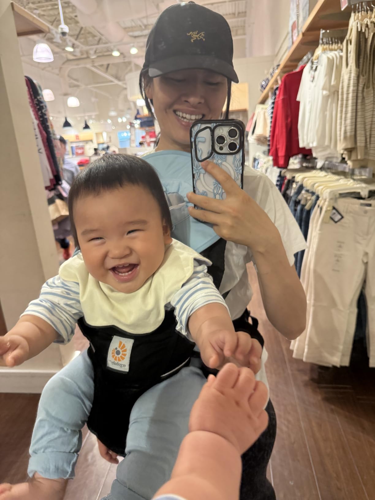 Ergobaby Alta Hip Seat Baby Carrier for Babies and Toddlers 4-48 Months | 3-Position Convertible Ergonomic Baby Carrier, Storage Pocket, Sun Hood, Hip-Healthy Positioning, Fits 12-45 lbs, Onyx Black customer photo 1