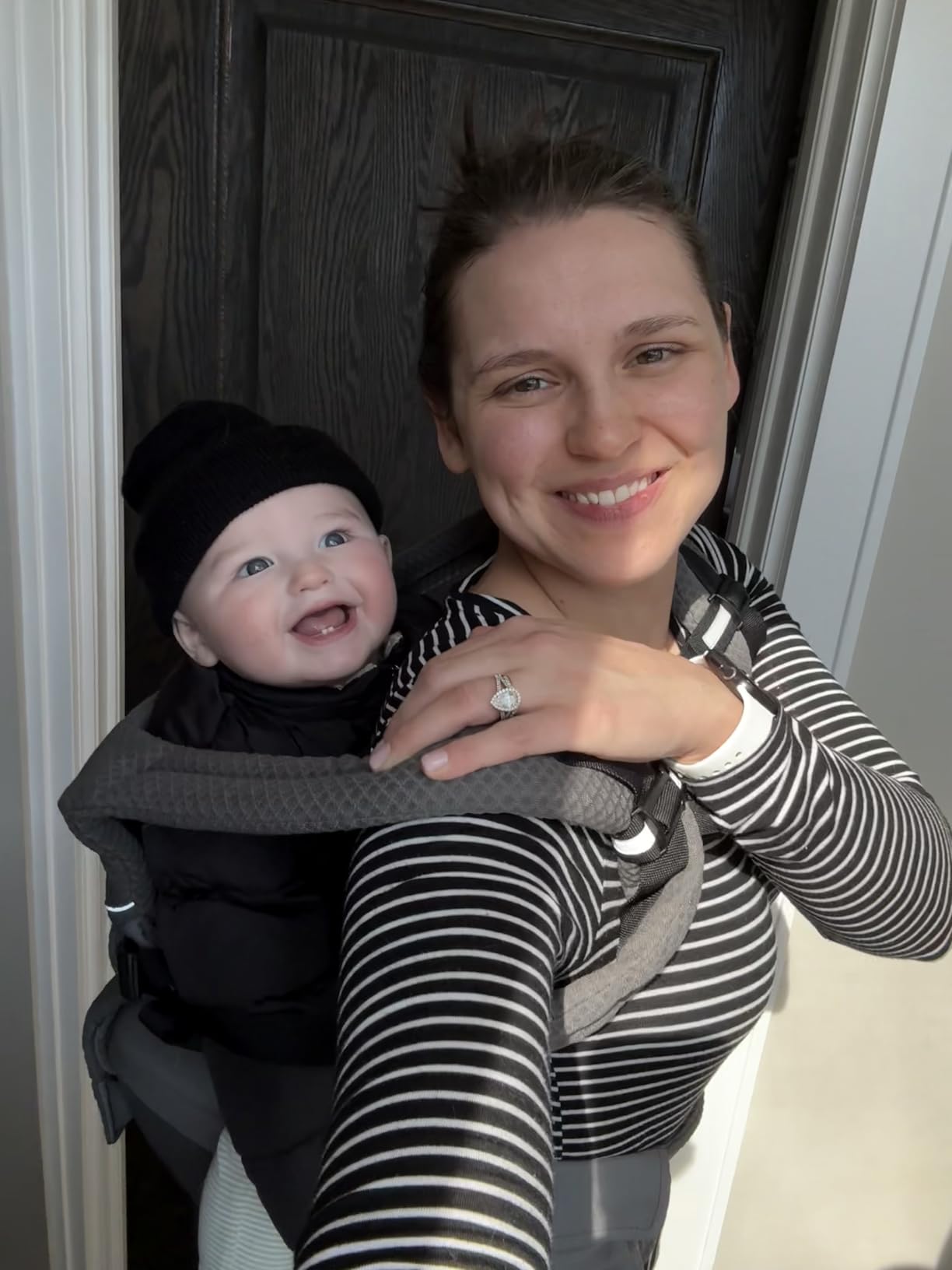 Ergobaby Alta Hip Seat Baby Carrier for Babies and Toddlers 4-48 Months | 3-Position Convertible Ergonomic Baby Carrier, Storage Pocket, Sun Hood, Hip-Healthy Positioning, Fits 12-45 lbs, Onyx Black customer photo 2