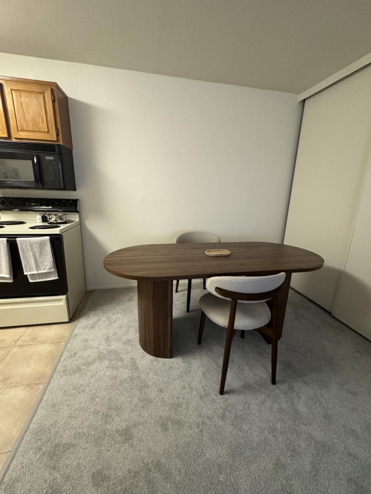 70.8 Inch Dining Table for 4-6 People, Oval Kitchen Table with Semi-Cylindrical Legs Base, Modern Farmhouse Round Dinner Tables for Dining Room Kitchen Living Room (Walnut) customer photo 1