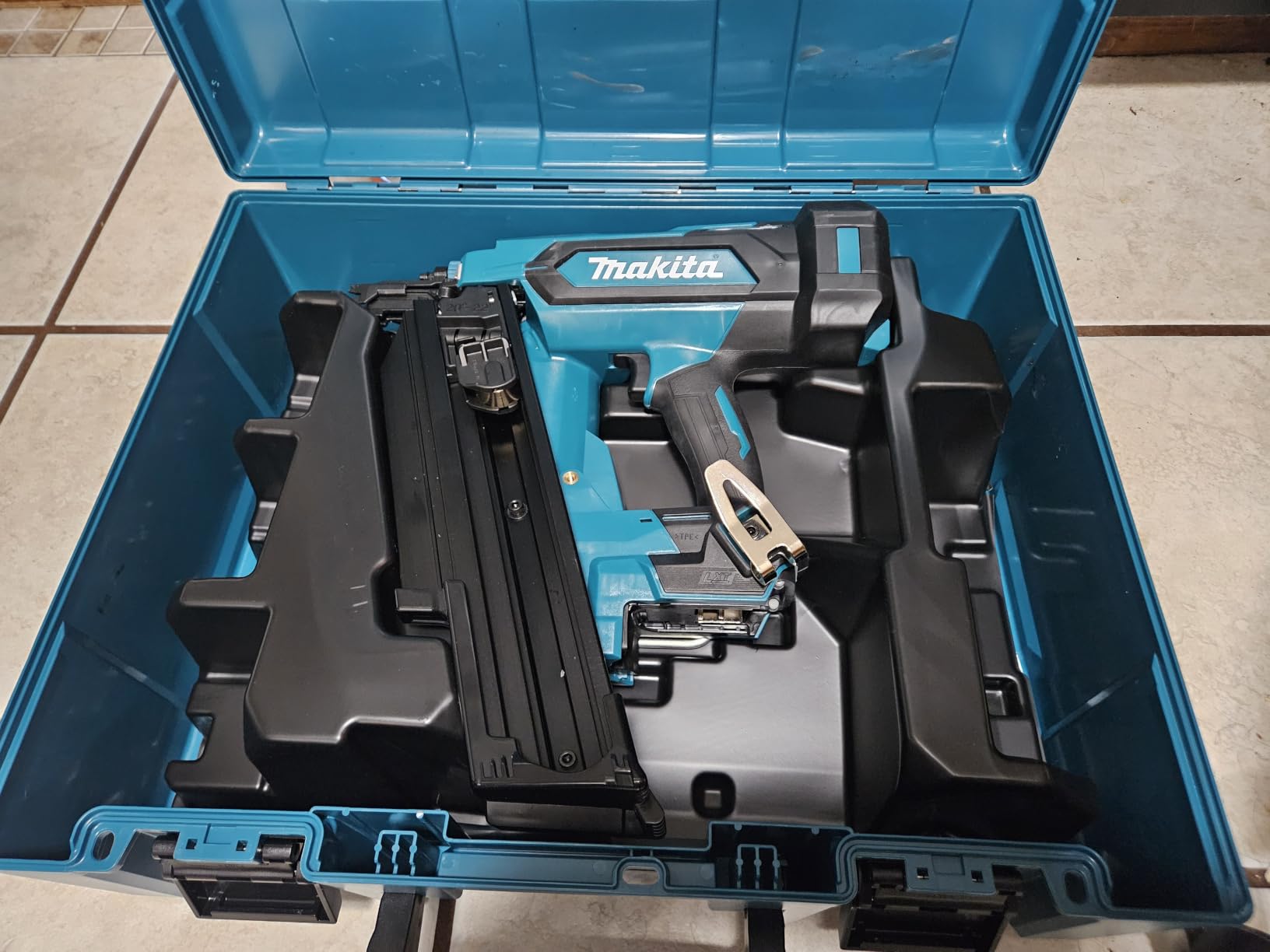 Makita XNB03Z 18V LXT Lithium-Ion Cordless 21° Full Round Head 3-1/2