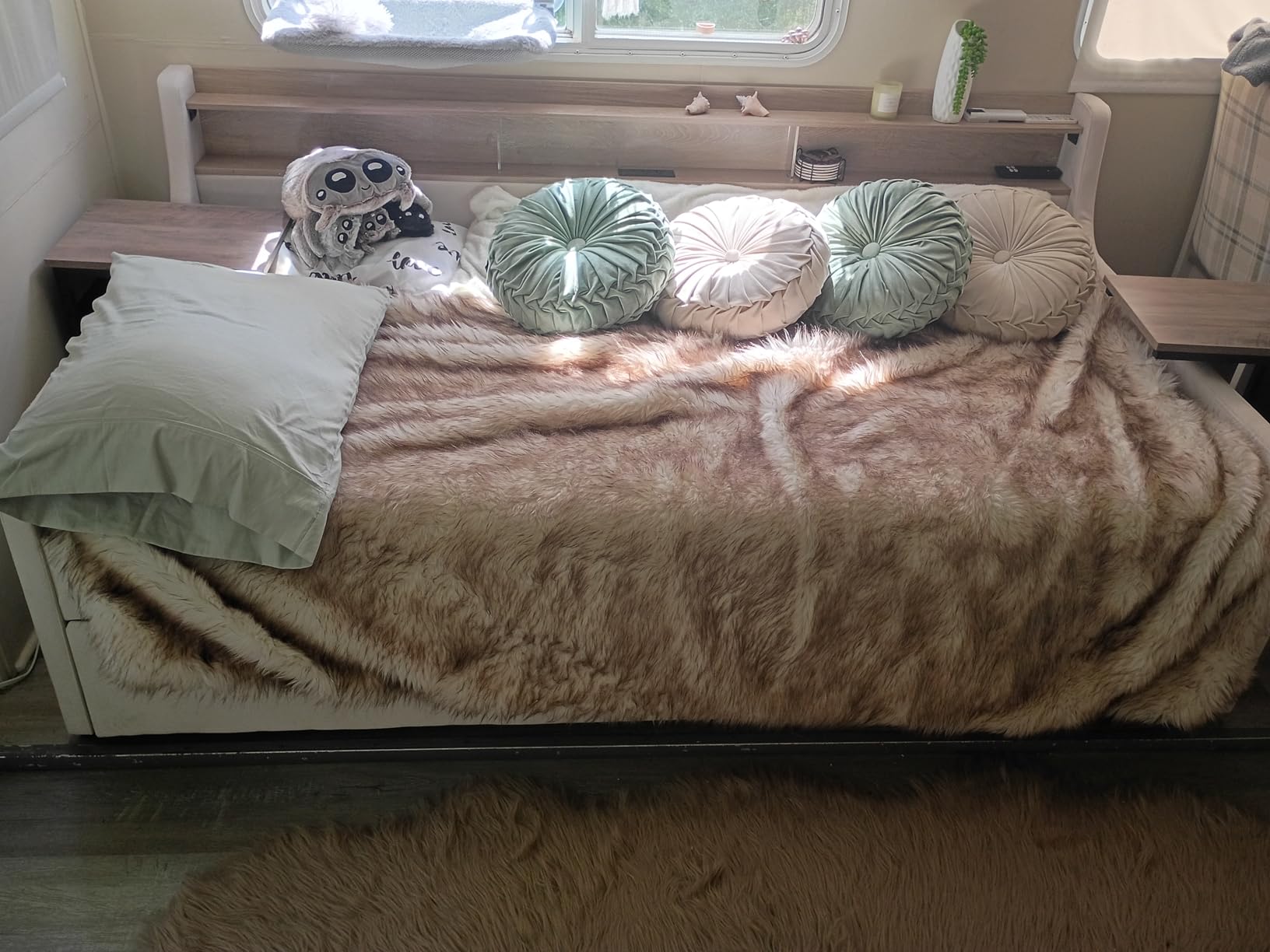 Jocisland Twin Daybed with Trundle, Upholstered Day Bed with Storage Headboard & Charging Station, LED Corner Bed Frame Furniture for Bedroom/Living Room/Guest Room, No Box Spring Needed, Velvet Pink customer photo 2
