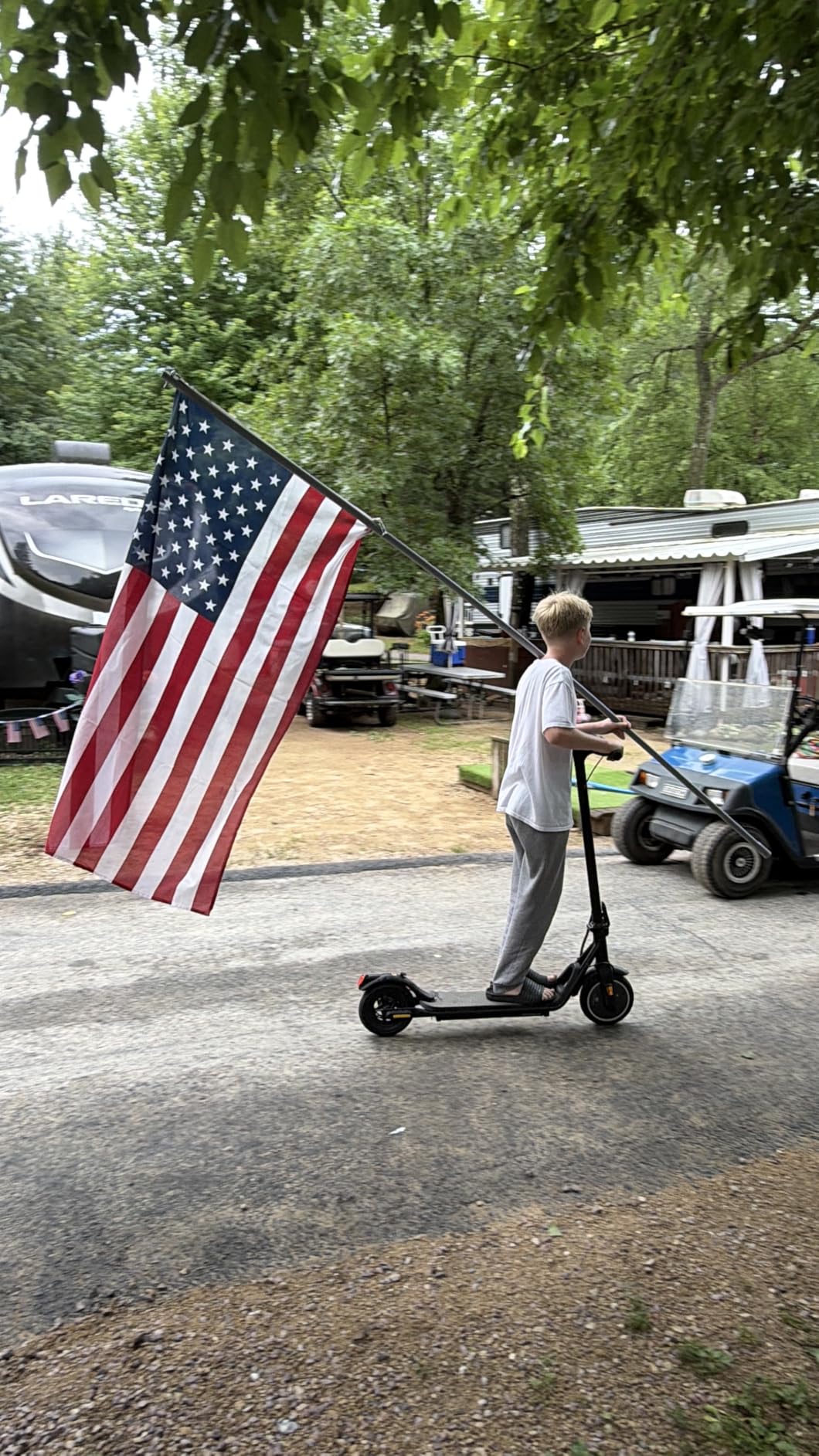 INVANTI E20 Adult Electric Scooter with Smart APP, Max 19 Miles & 18 MPH, 350W Motor, 8.5