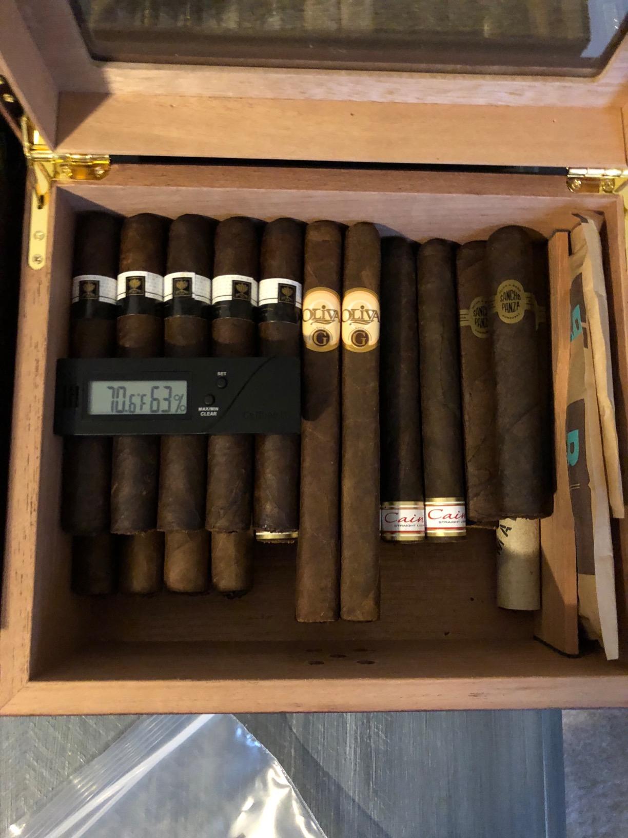 Premium Cigar Humidor for 25-50 Cigars - Elegant Humidor with Hygrometer and Humidifier - Cedar Lined Cigar Box for Optimal Humidity Control (Analog) customer photo 1