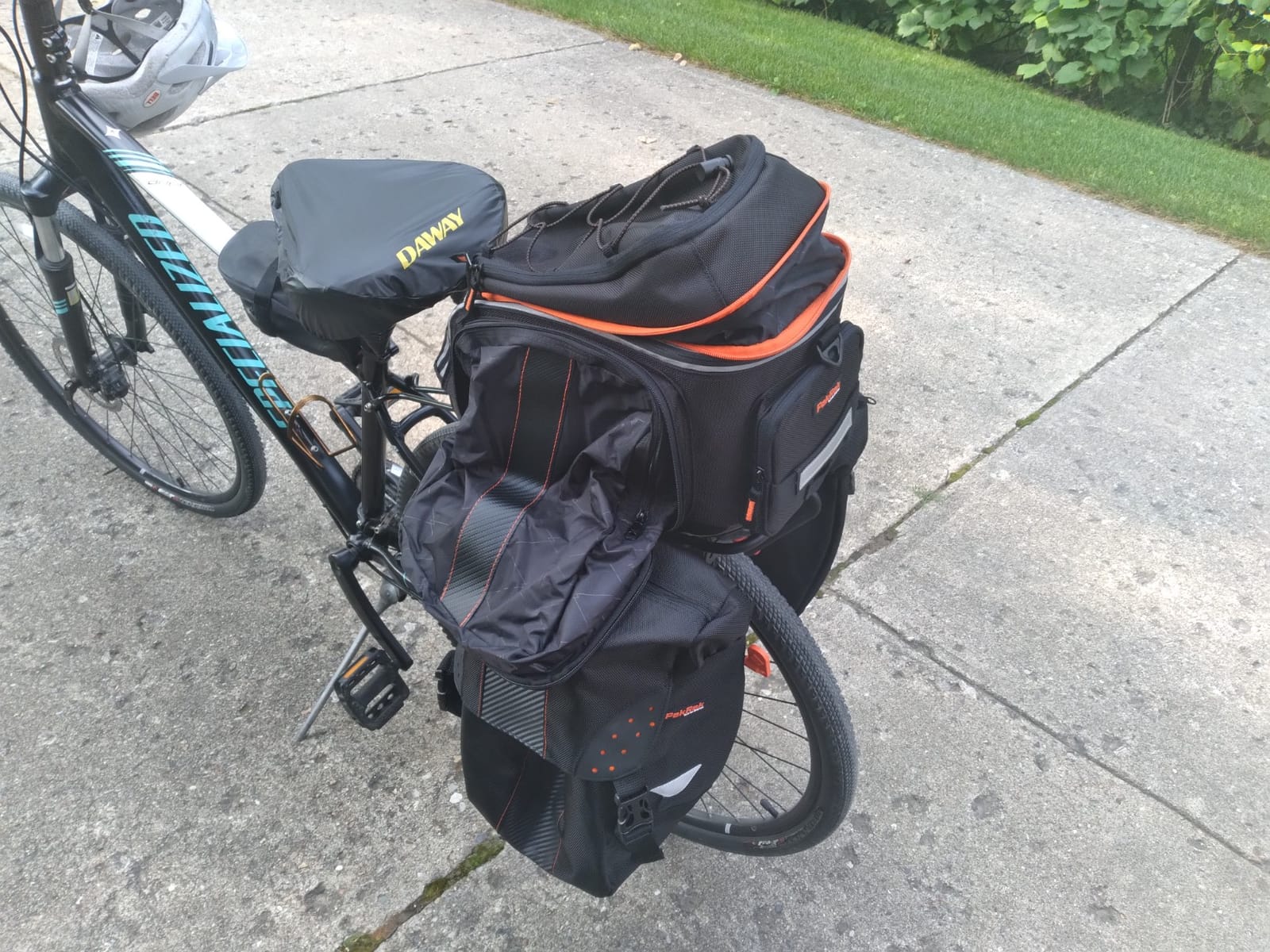 Ibera Bicycle Bag PakRak Clip-On Quick-Release All Weather Bike Panniers (Pair), Includes Rain Cover, Black customer photo 1