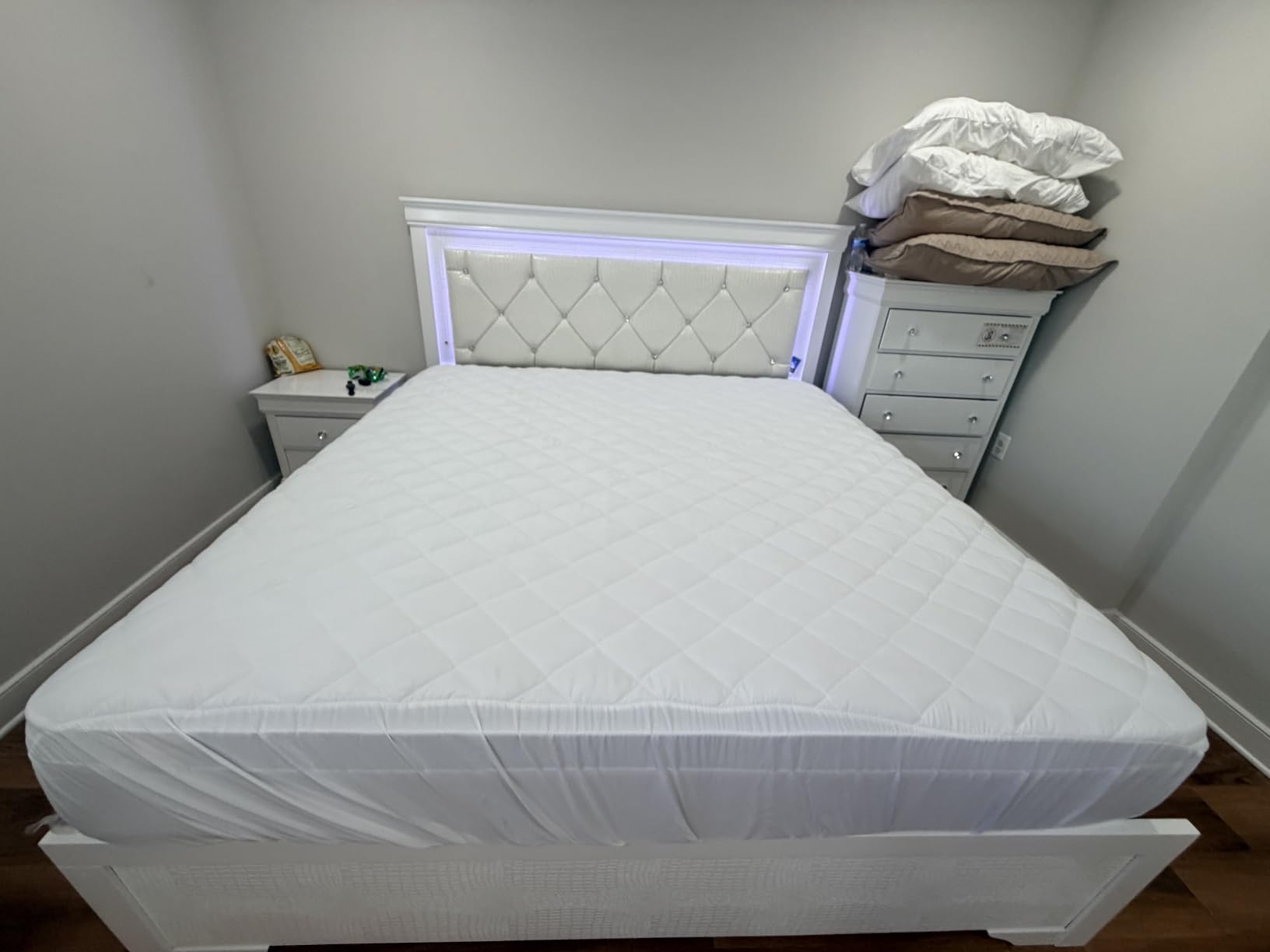 Quilted Fitted Mattress Pad, Queen Mattress Protector Topper with Deep Pocket Stretches up to 16 Inches, Machine Washable Mattress Cover by Utopia Bedding (White) customer photo 2
