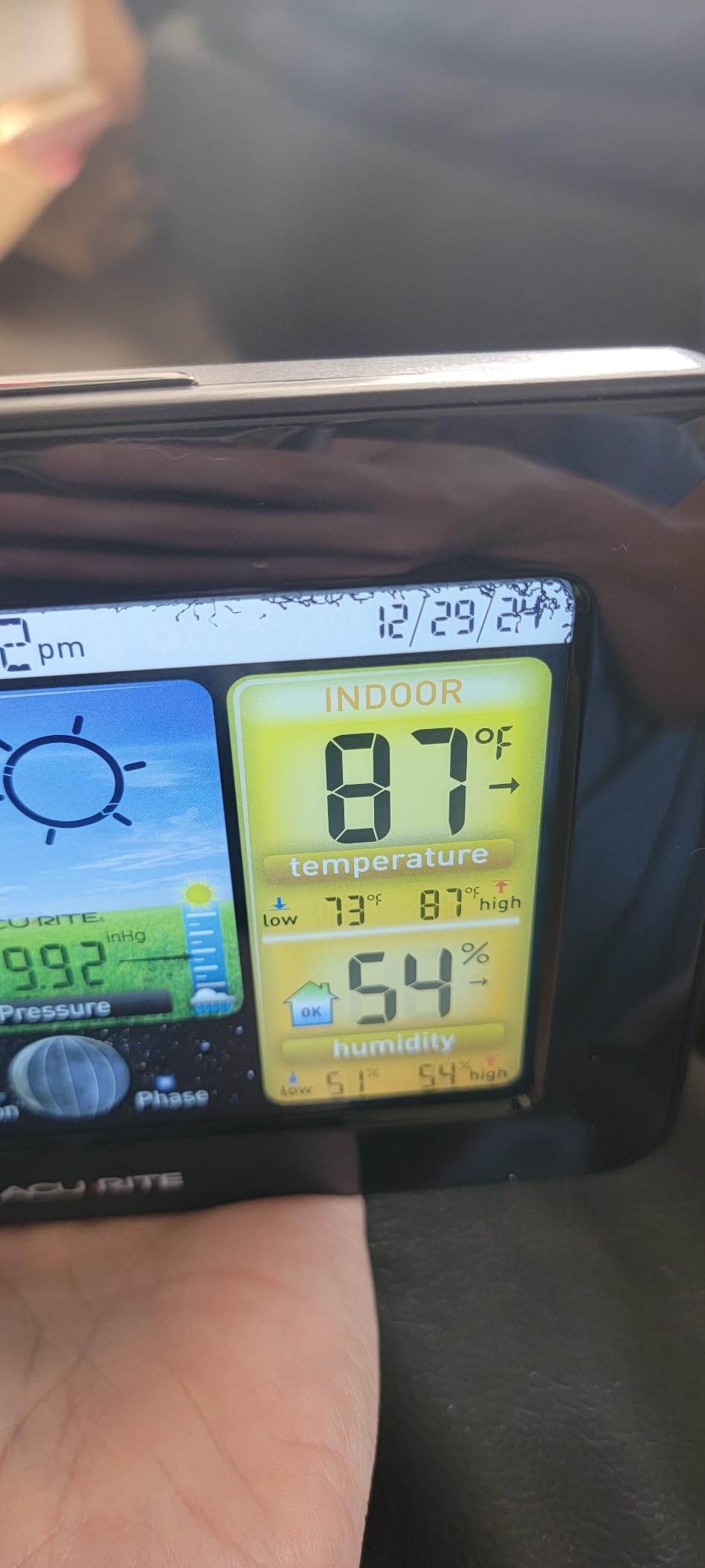 AcuRite Wireless Home Weather Station with Color Display, Indoor Outdoor Thermometer and Temperature Sensor (02077M) customer photo 1