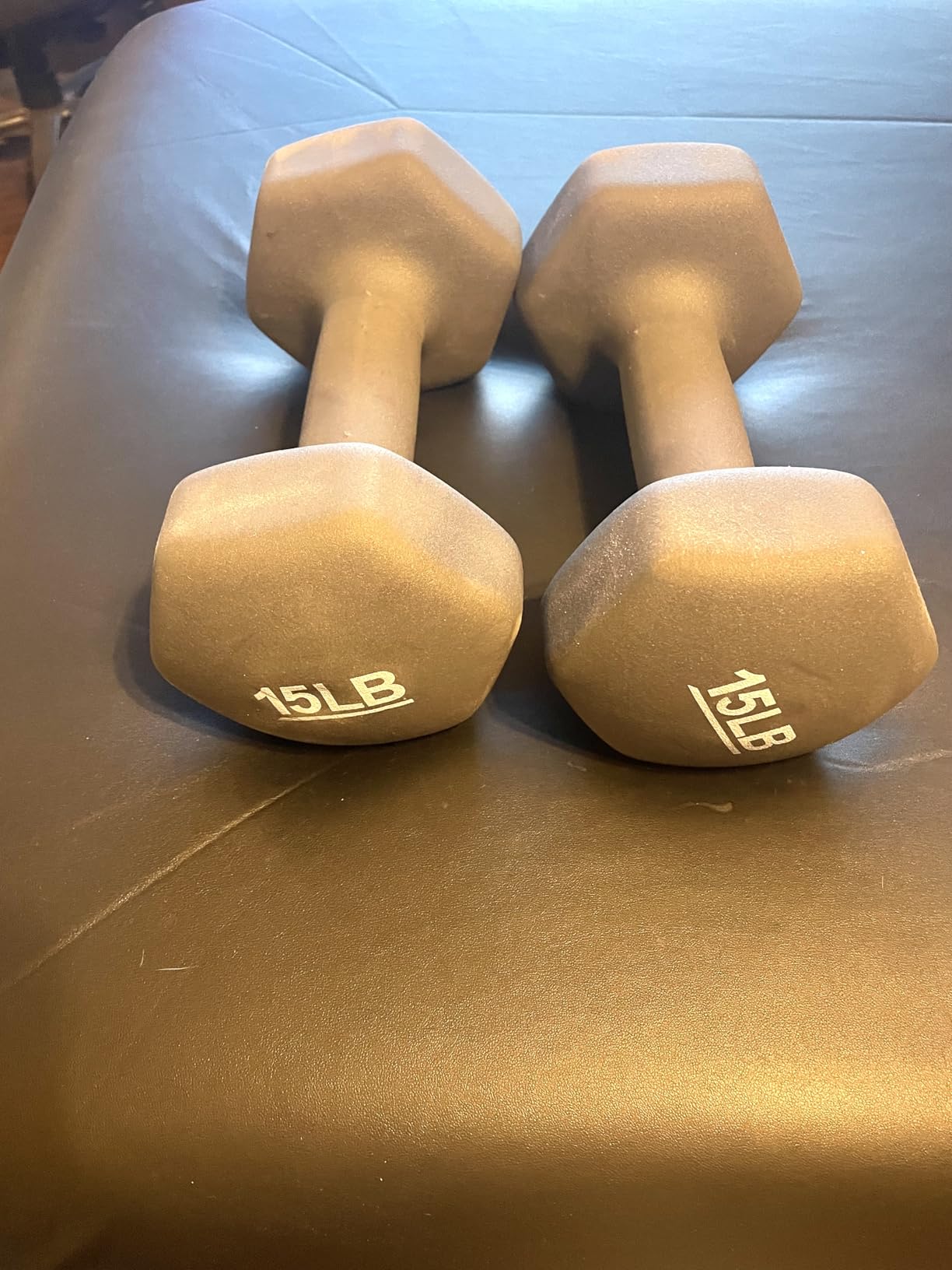 Amazon Basics Neoprene Dumbbell Hand Weights for Exercise and Muscle Toning customer photo 2
