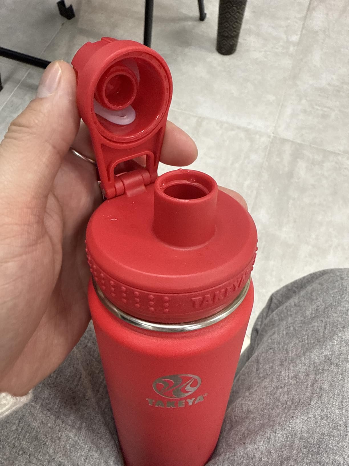 Takeya Actives Stainless Steel Water Bottle, Insulated Spout Lid, Keeps Drinks Cold 24 Hrs, Leakproof, Durable, Dishwasher Safe, Ideal for Gym, Travel, Fits Most Cup Holders, 24 oz/Onyx customer photo 1