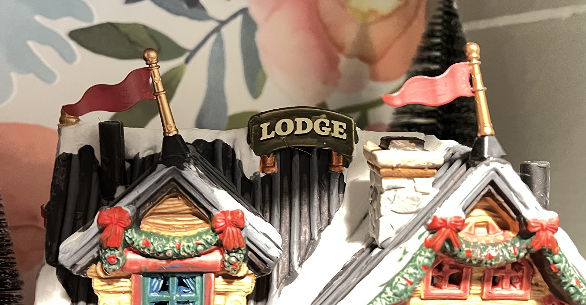 Lemax Vail Village Lighted Building: Apres-Ski Lodge, Porcelain customer photo 1