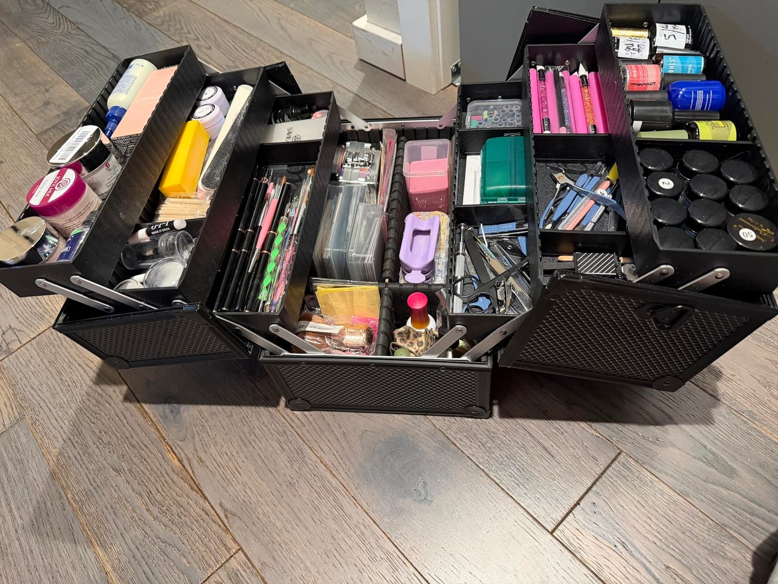 Joligrace Makeup Train Case Professional Adjustable - 6 Trays Cosmetic Cases Makeup Storage Organizer Box with Lock and Compartments 14 Inch Large Black customer photo 2