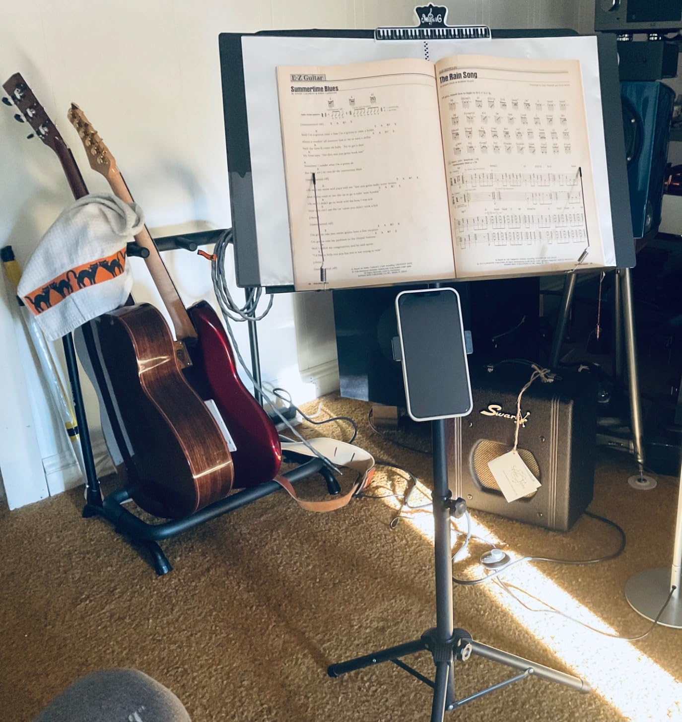 GLEAM Sheet Music Stand - Full Metal with Carrying Bag, Phone Holder, Sheet Music Folder and Clip, 5 in 1 Desktop Book Stand - Black customer photo 2